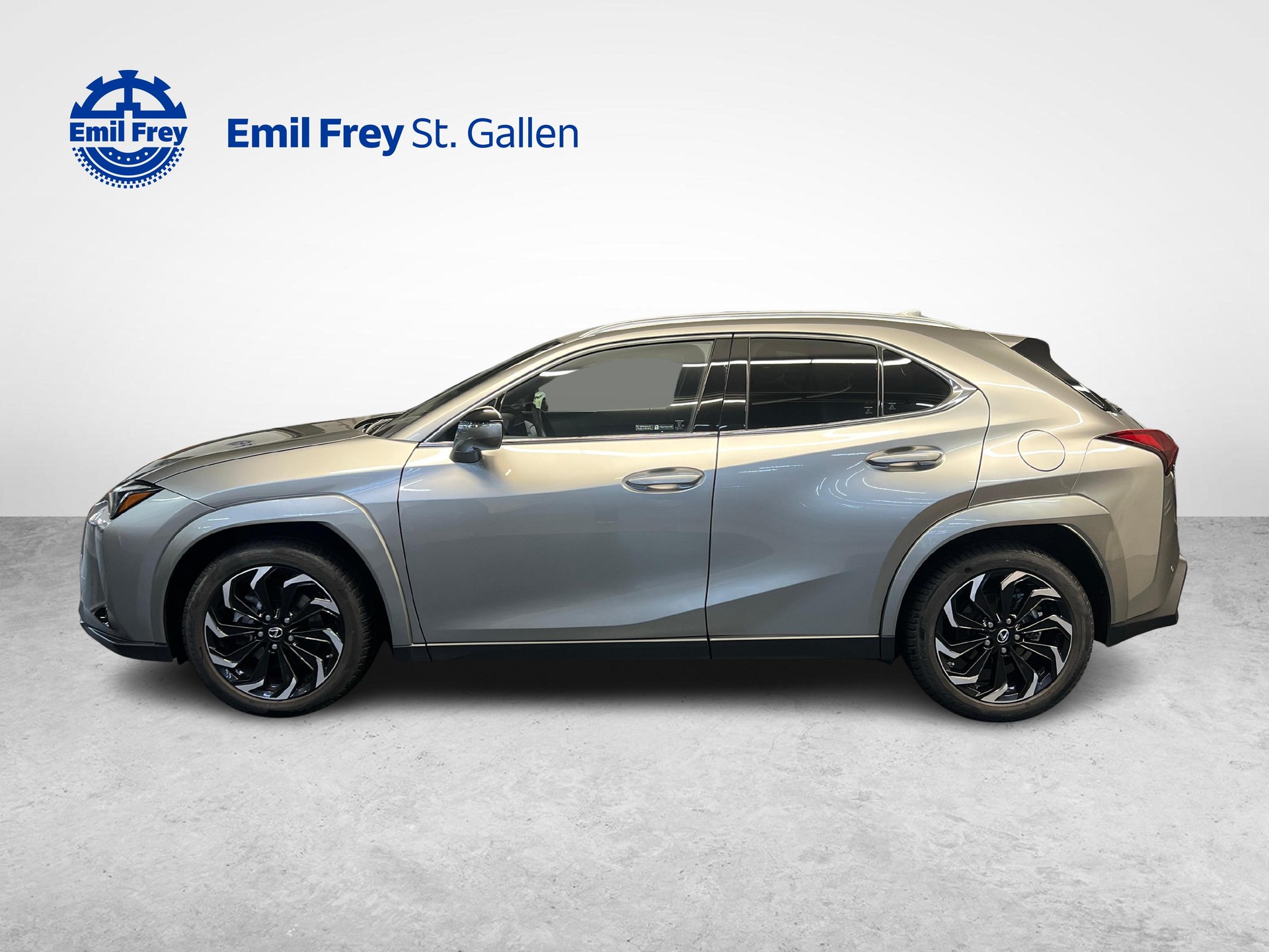 LEXUS UX 300h Excellence-showroom-element-1