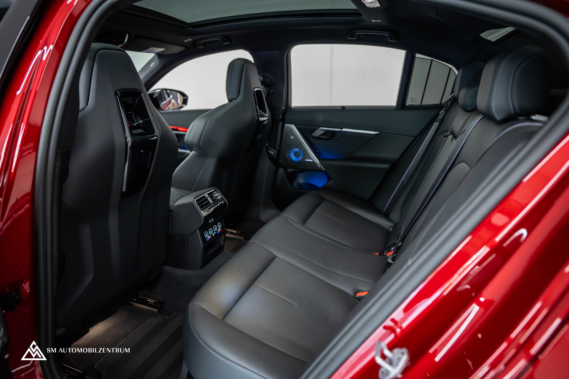 BMW M5 xDrive / Panorama / 360° / Sitzbelüftung / Bowers & Wilkins-image-21