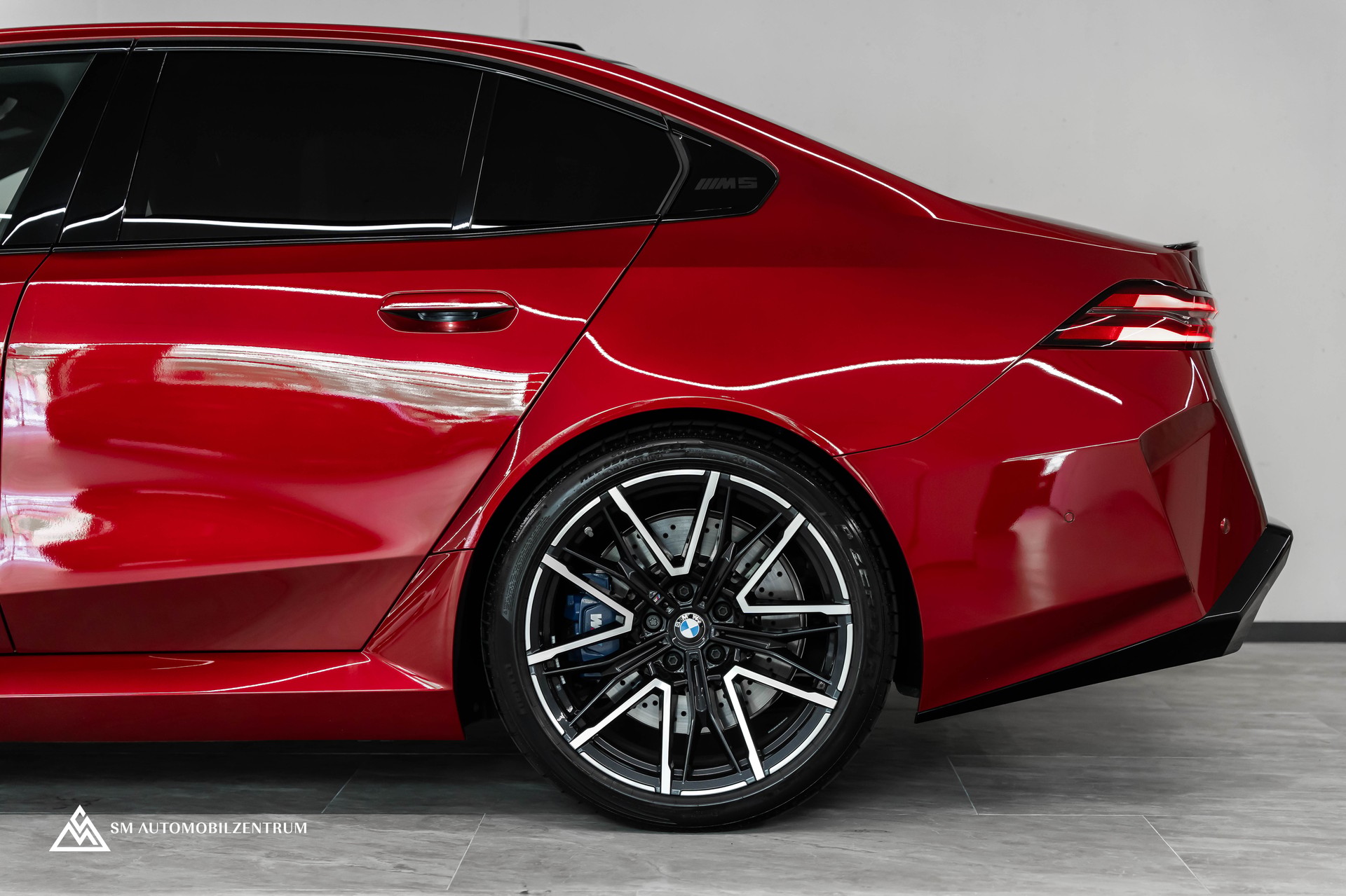 BMW M5 xDrive / Panorama / 360° / Sitzbelüftung / Bowers & Wilkins-image-7