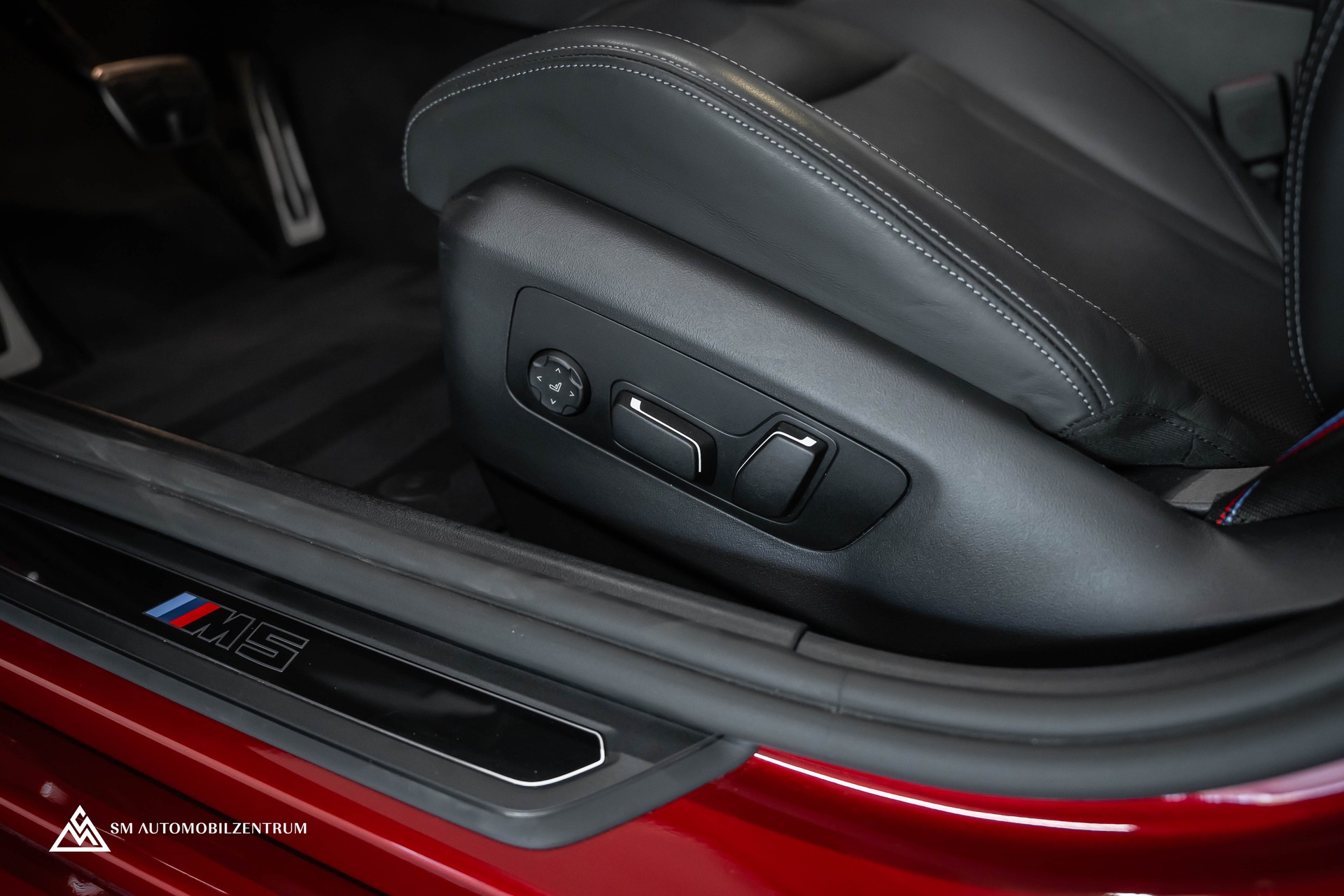 BMW M5 xDrive / Panorama / 360° / Sitzbelüftung / Bowers & Wilkins-image-28