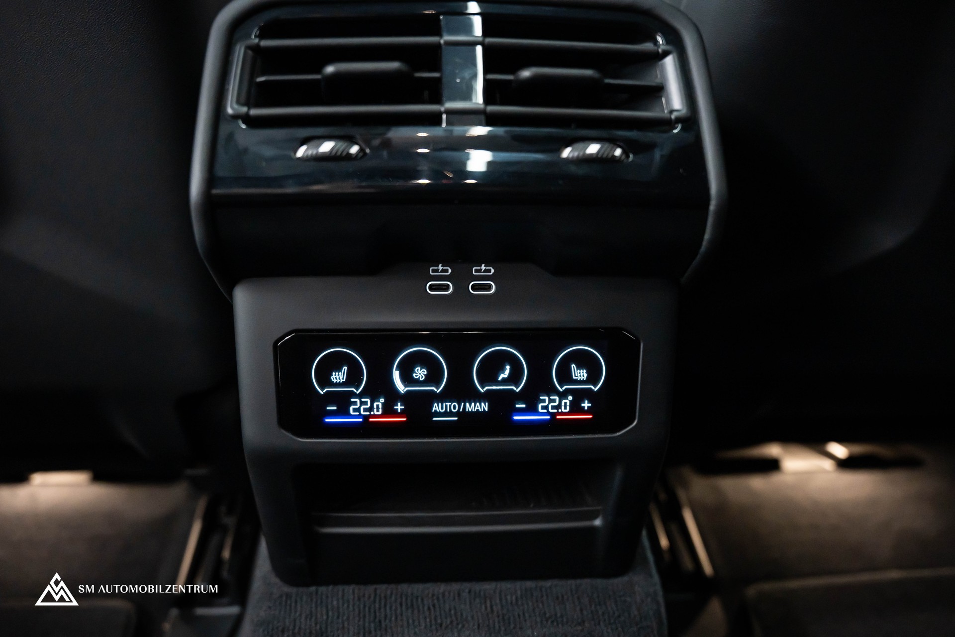BMW M5 xDrive / Panorama / 360° / Sitzbelüftung / Bowers & Wilkins-image-25