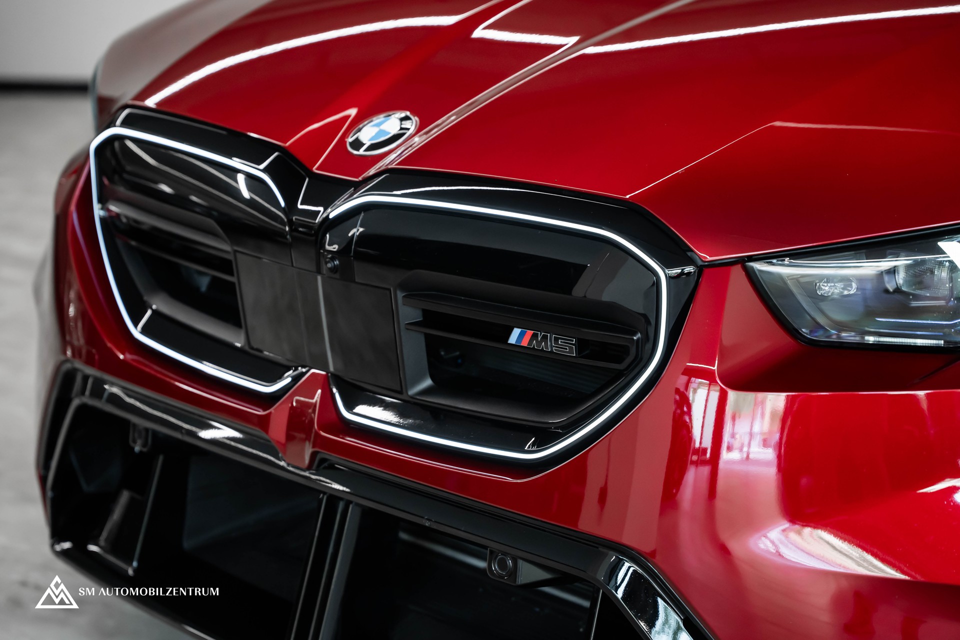 BMW M5 xDrive / Panorama / 360° / Sitzbelüftung / Bowers & Wilkins-showroom-element-3