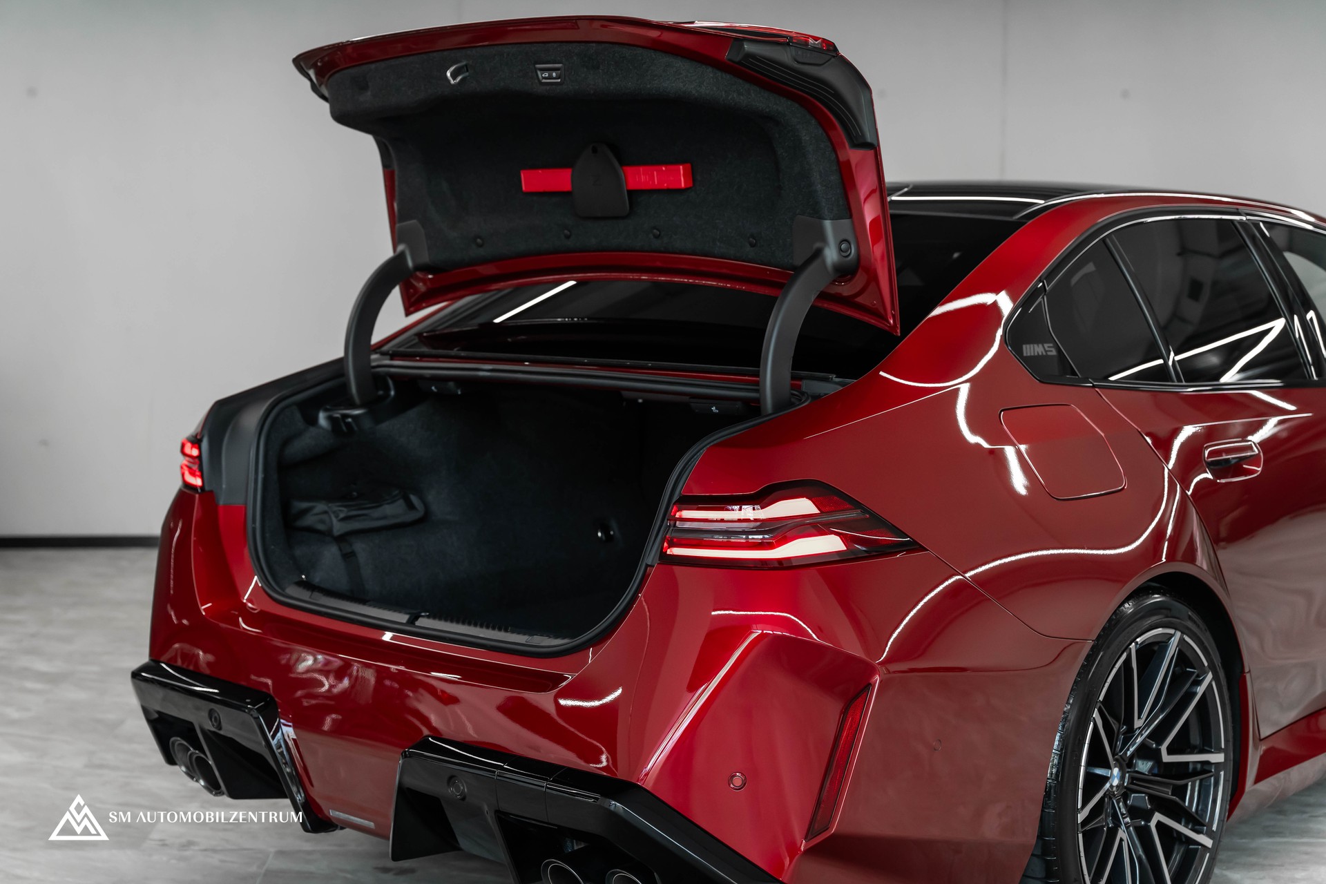 BMW M5 xDrive / Panorama / 360° / Sitzbelüftung / Bowers & Wilkins-image-12