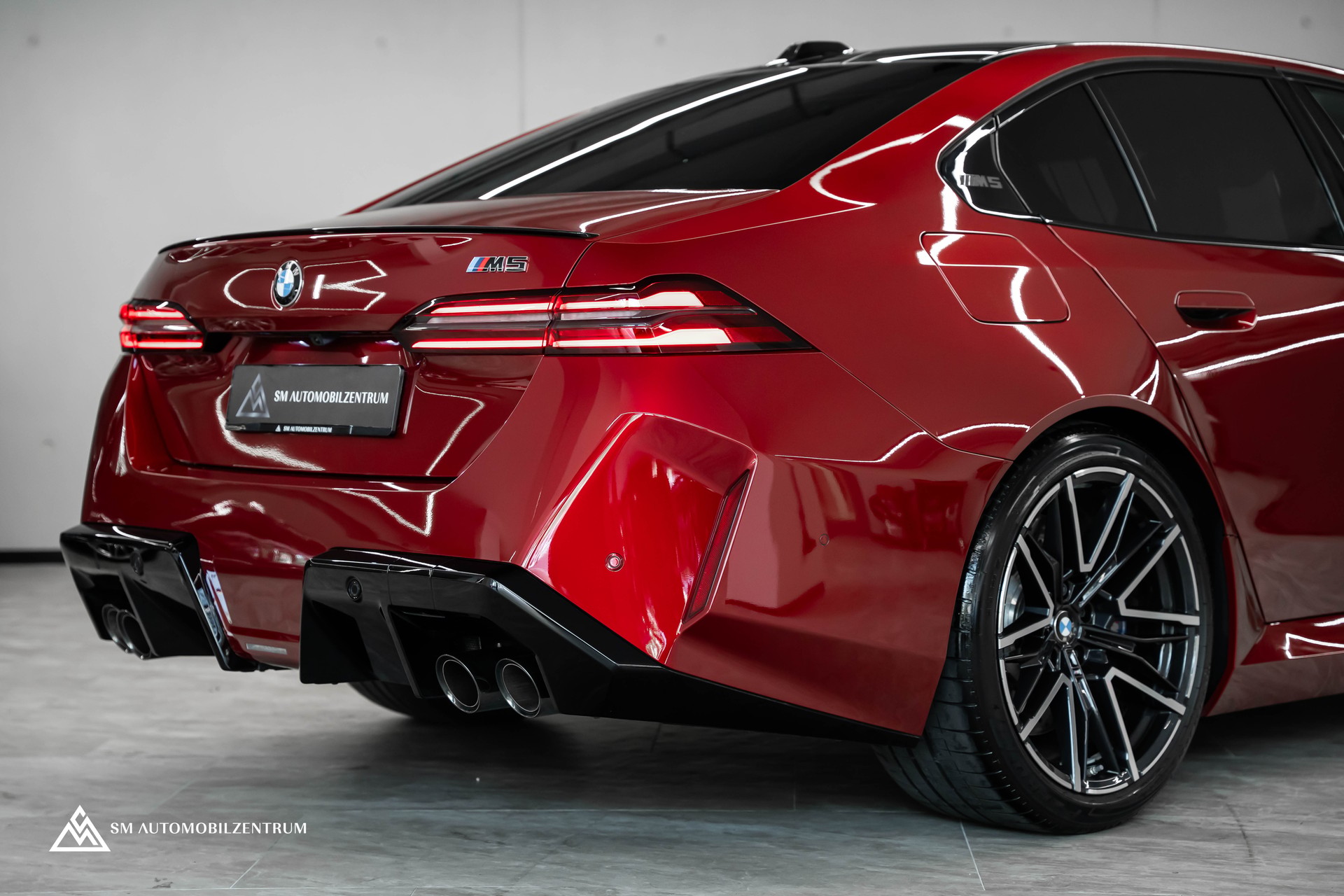 BMW M5 xDrive / Panorama / 360° / Sitzbelüftung / Bowers & Wilkins-image-10