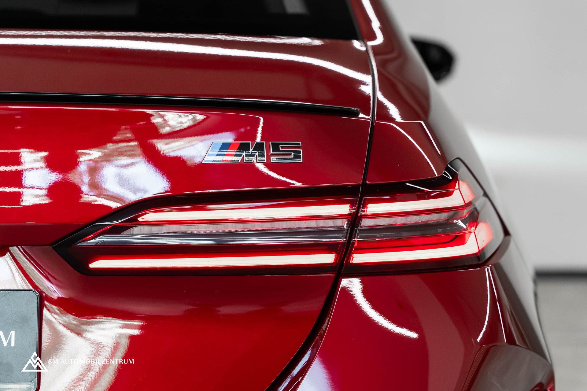 BMW M5 xDrive / Panorama / 360° / Sitzbelüftung / Bowers & Wilkins-image-14