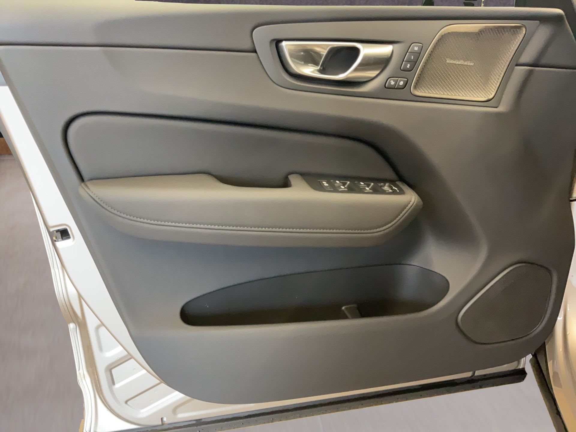 VOLVO XC60 2.0 B5 MH Ultra Dark AWD-image-8