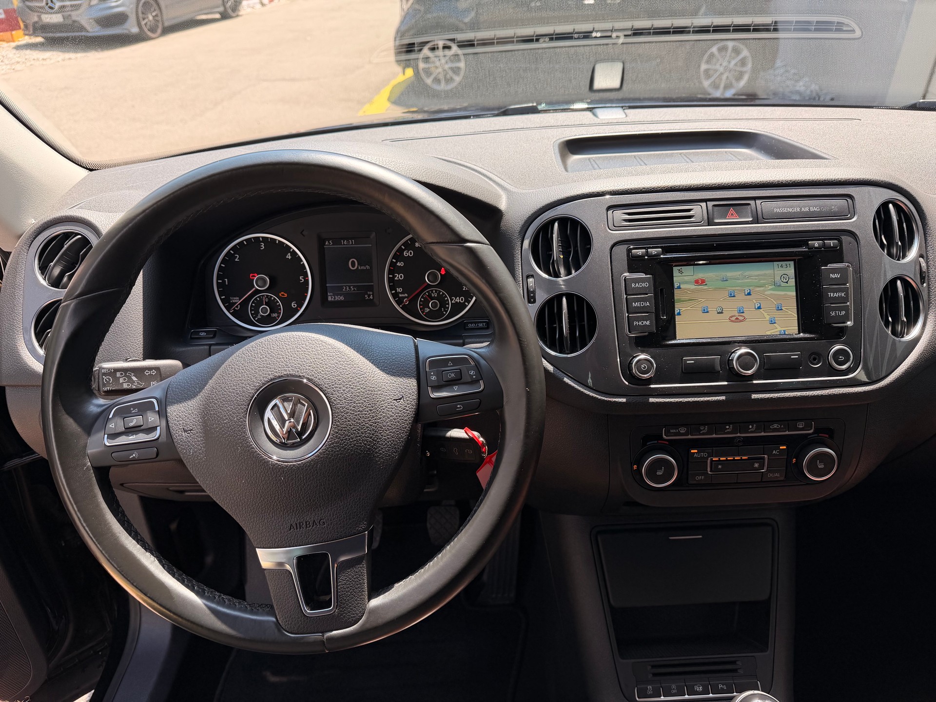 VW Tiguan 2.0 TDI BlueMotion Sport&Style 4Motion-image-11