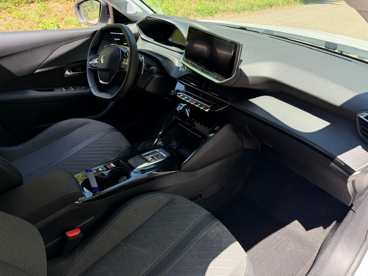 PEUGEOT 208 1.2 MHEV 110 Allure-image-13