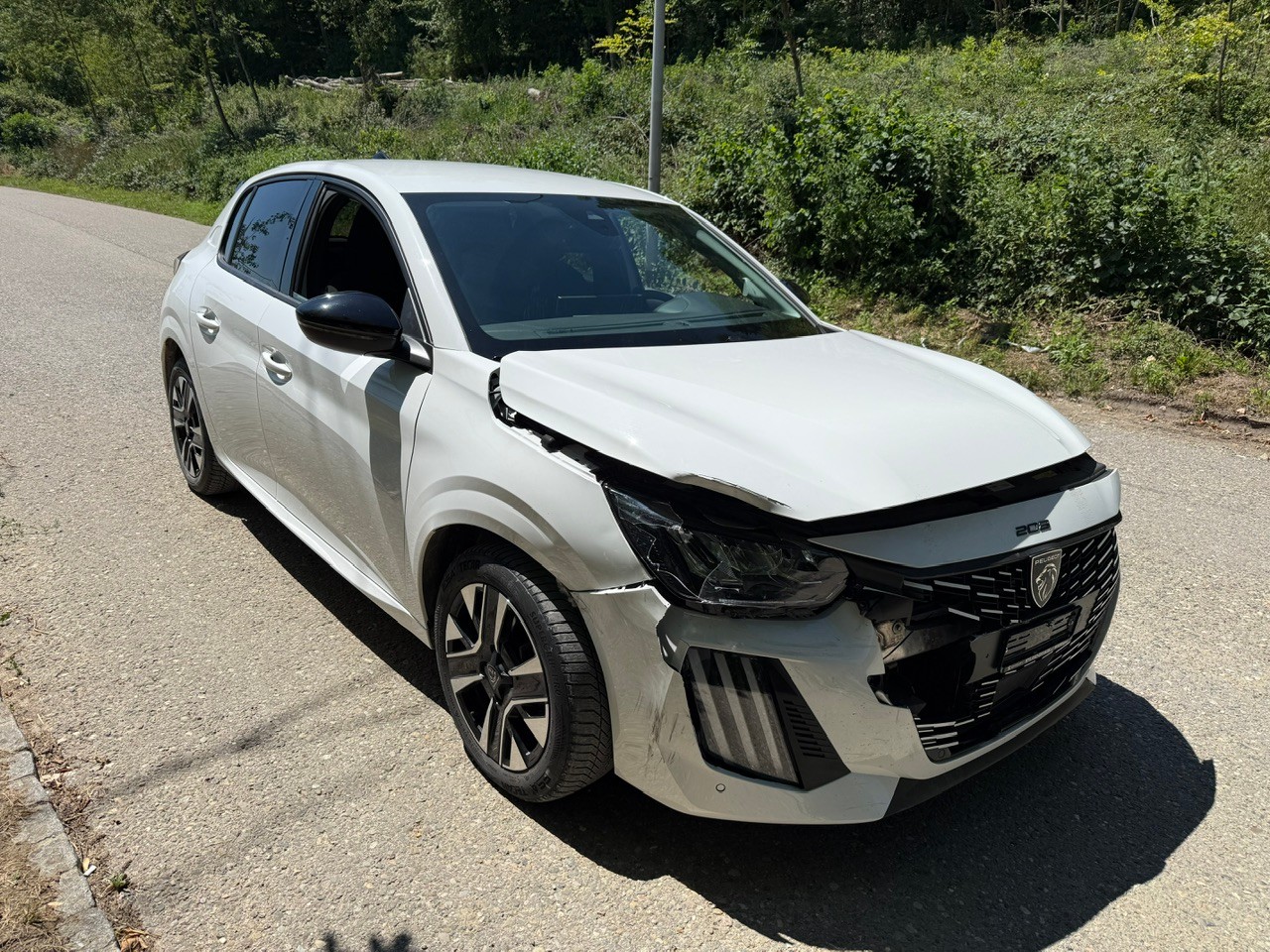 PEUGEOT 208 1.2 MHEV 110 Allure-image-2