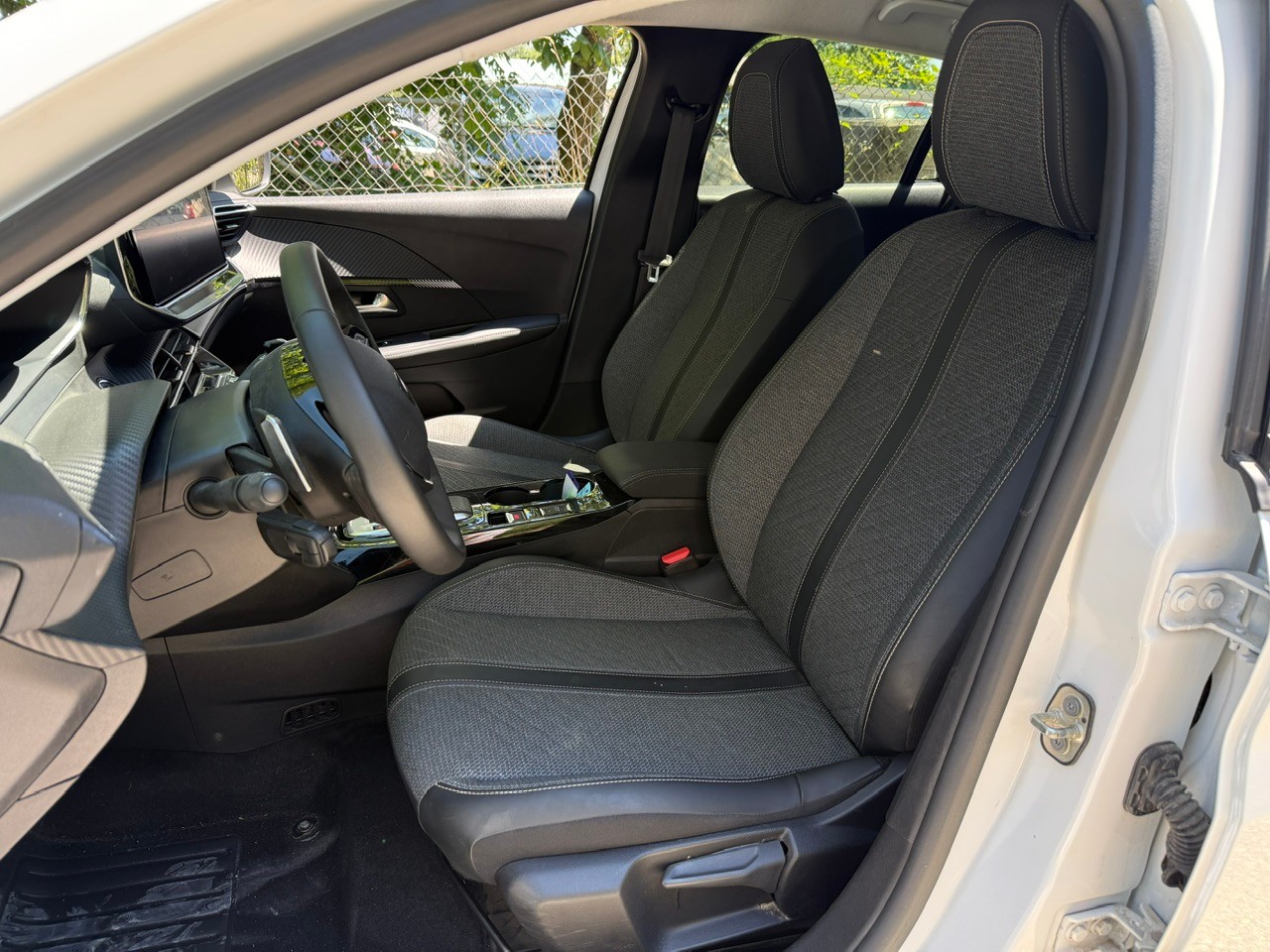 PEUGEOT 208 1.2 MHEV 110 Allure-image-12