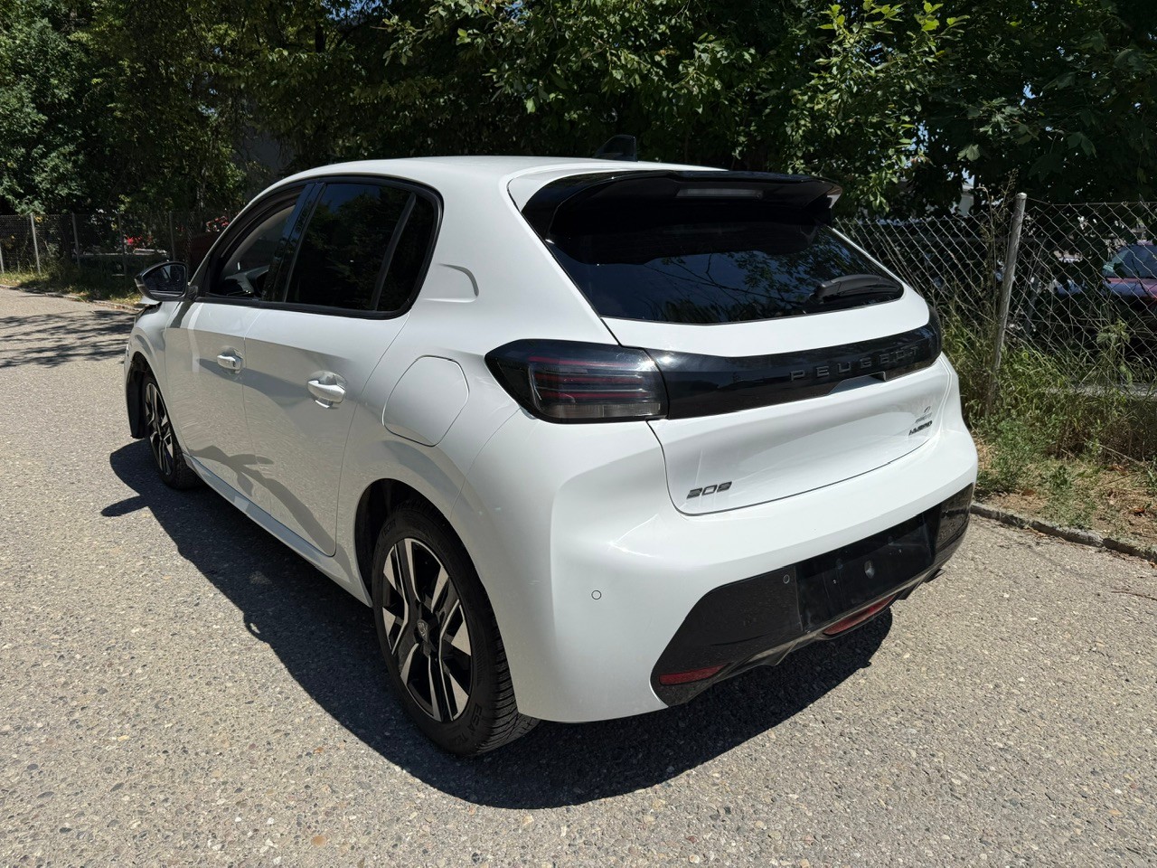 PEUGEOT 208 1.2 MHEV 110 Allure-image-7