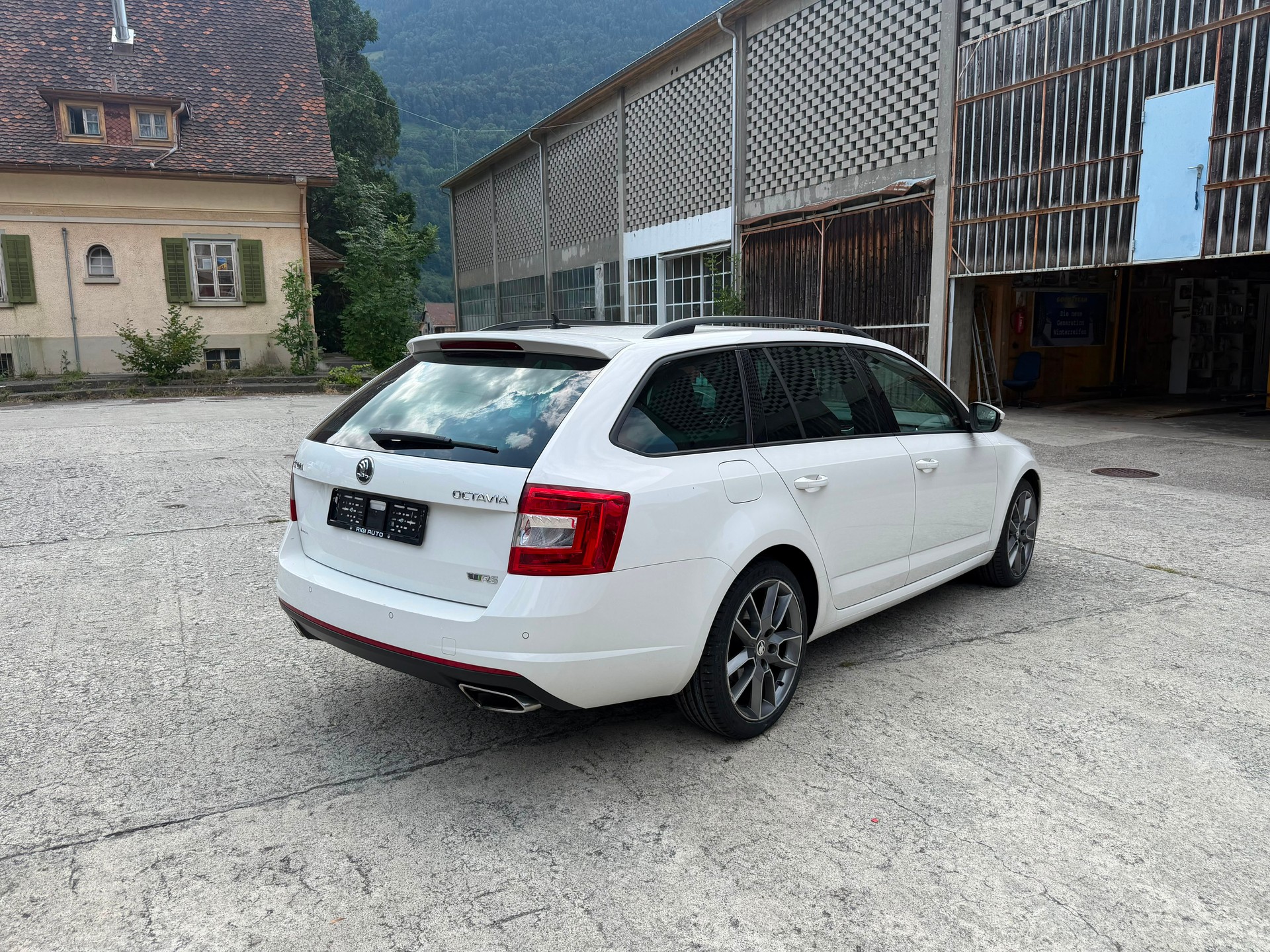 SKODA Octavia Combi 2.0 TSI RS DSG-image-2