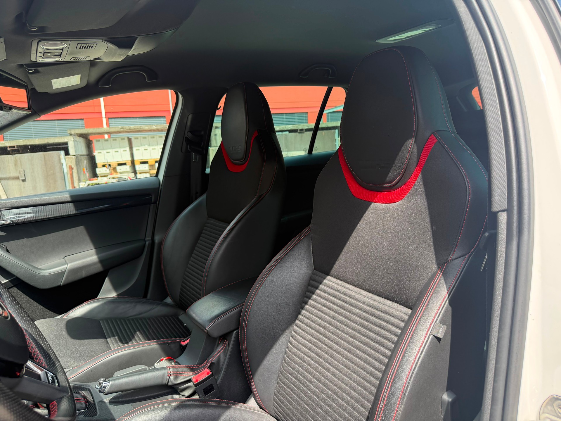 SKODA Octavia Combi 2.0 TSI RS DSG-image-9