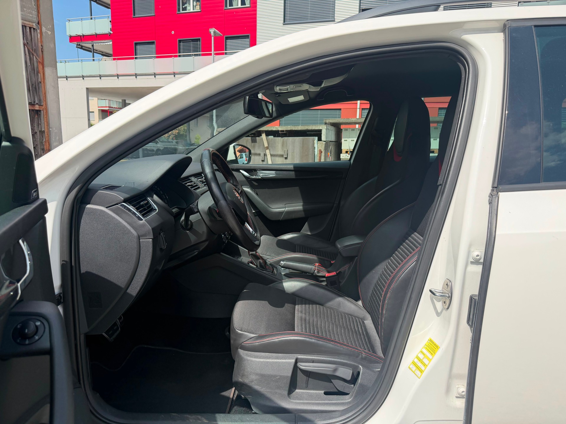 SKODA Octavia Combi 2.0 TSI RS DSG-image-5
