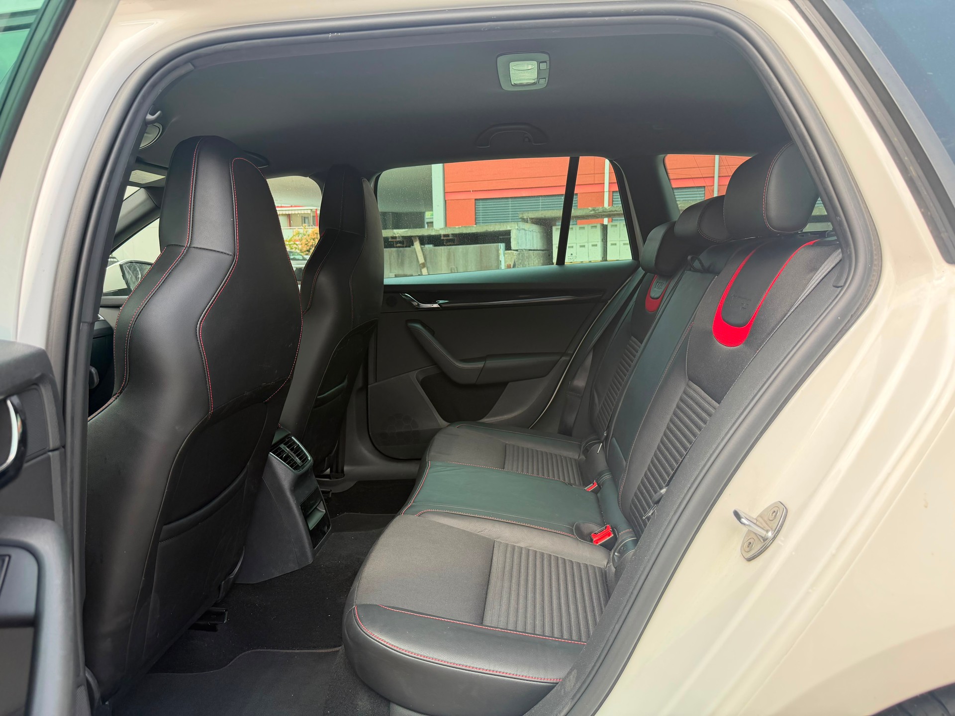 SKODA Octavia Combi 2.0 TSI RS DSG-image-4