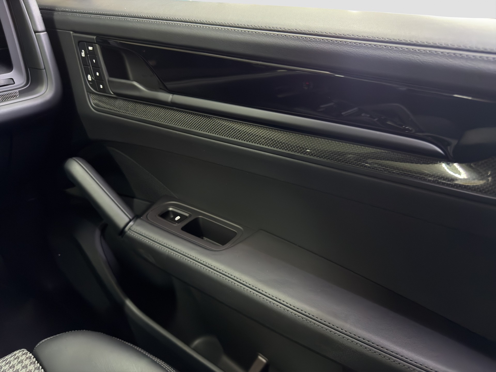 PORSCHE Cayenne Coupé GTS Tiptronic-image-35