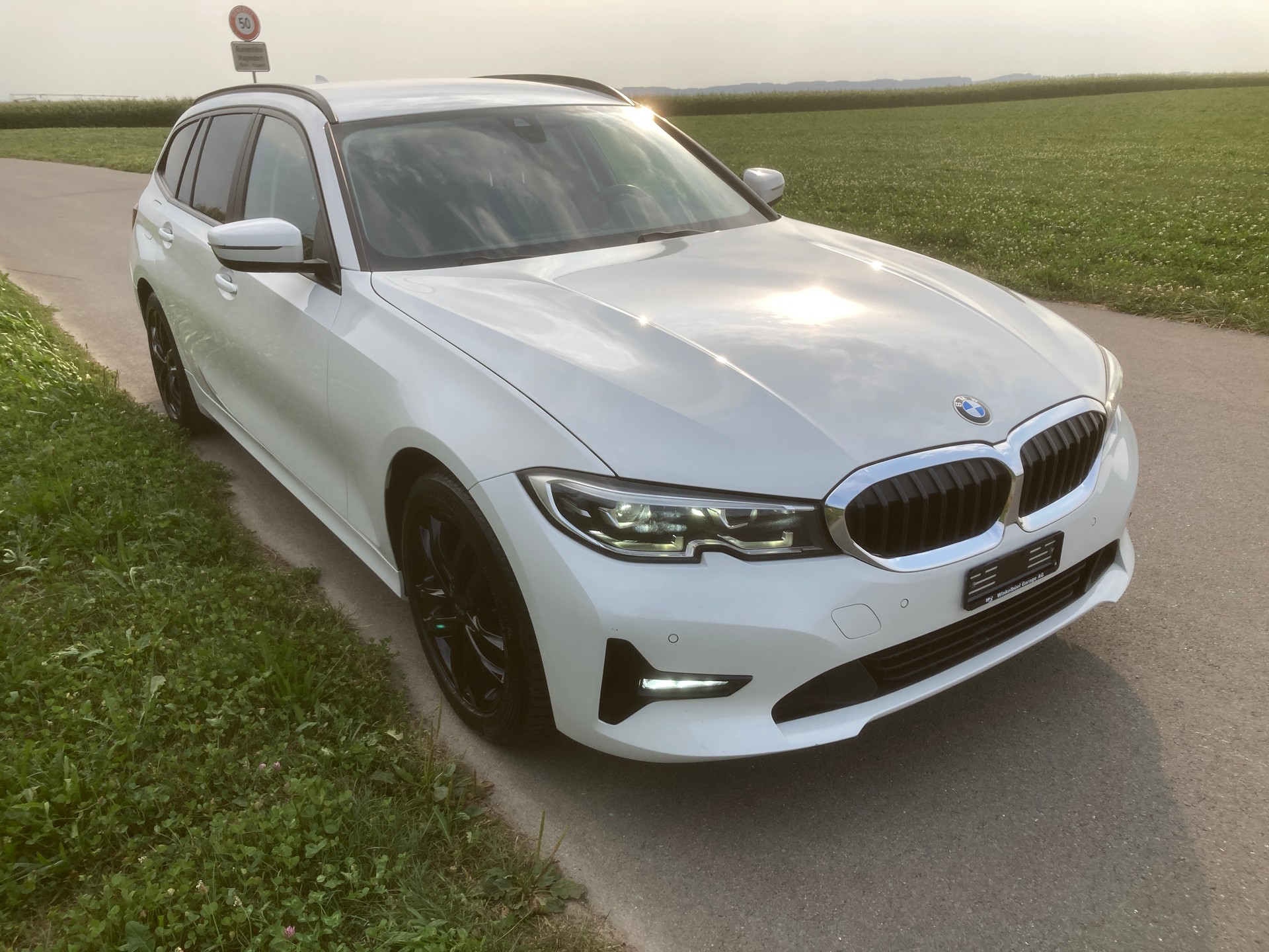 BMW 320d xDrive 48V Touring Steptronic-image-1