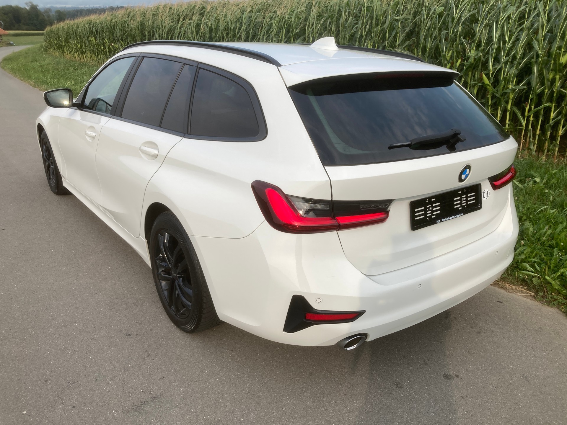BMW 320d xDrive 48V Touring Steptronic-image-3