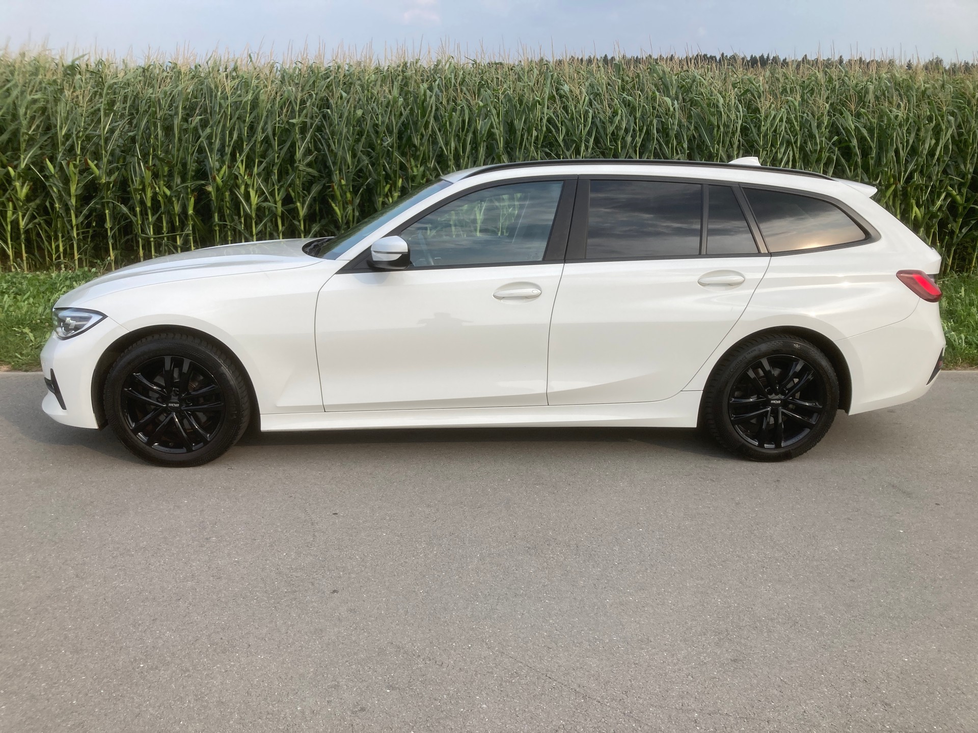 BMW 320d xDrive 48V Touring Steptronic-image-4