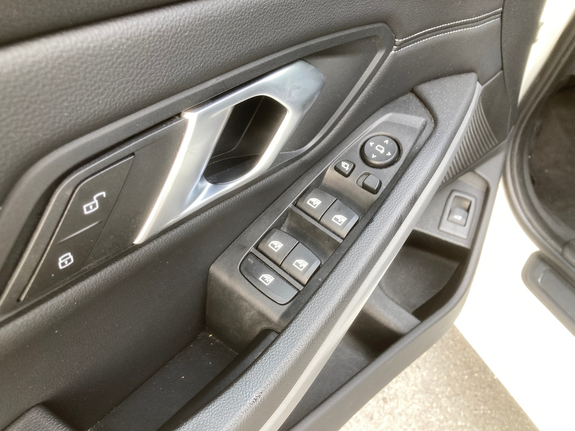 BMW 320d xDrive 48V Touring Steptronic-image-9