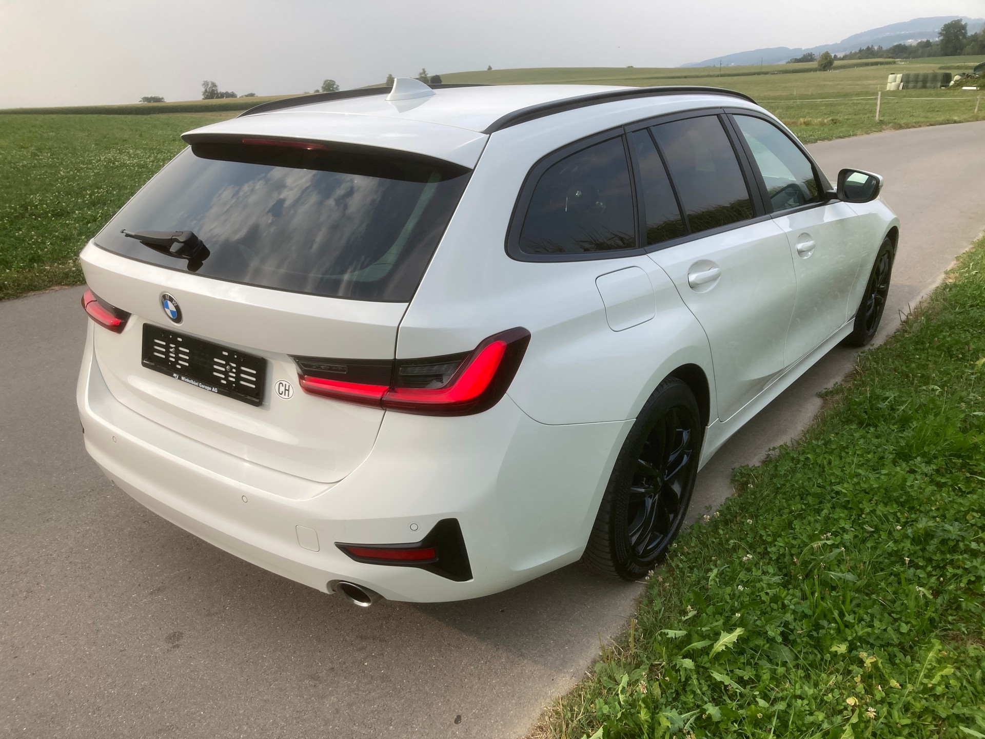 BMW 320d xDrive 48V Touring Steptronic-image-2