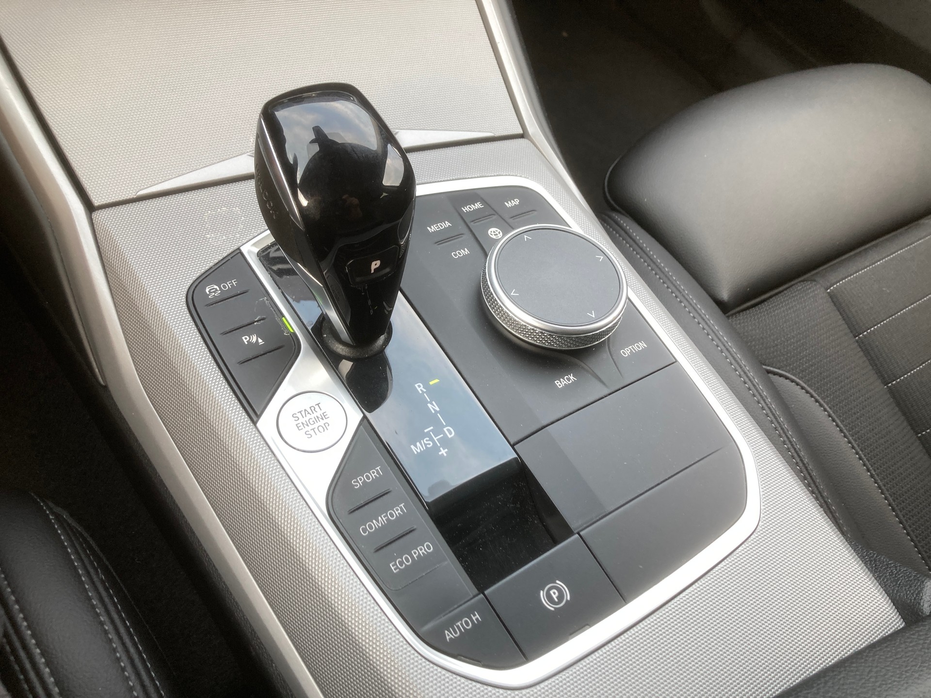 BMW 320d xDrive 48V Touring Steptronic-image-12
