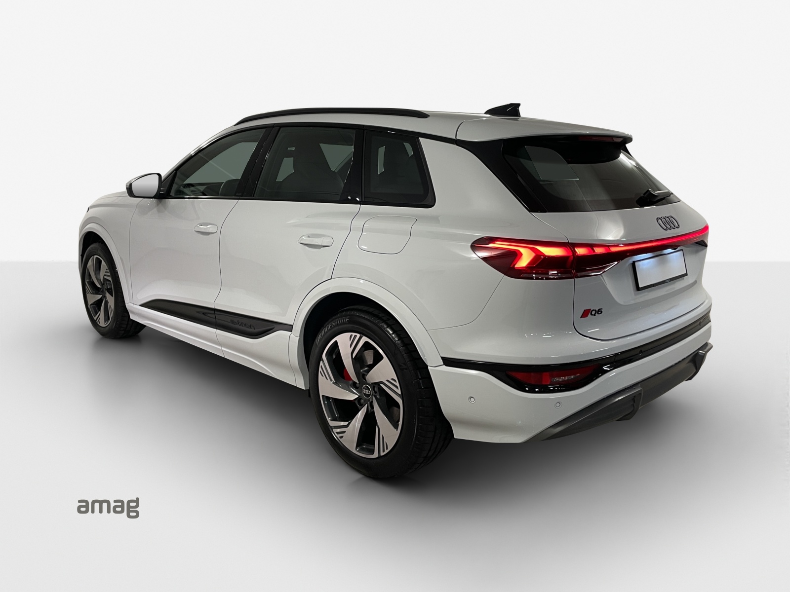 AUDI Q6 e-tron quattro-showroom-element-2
