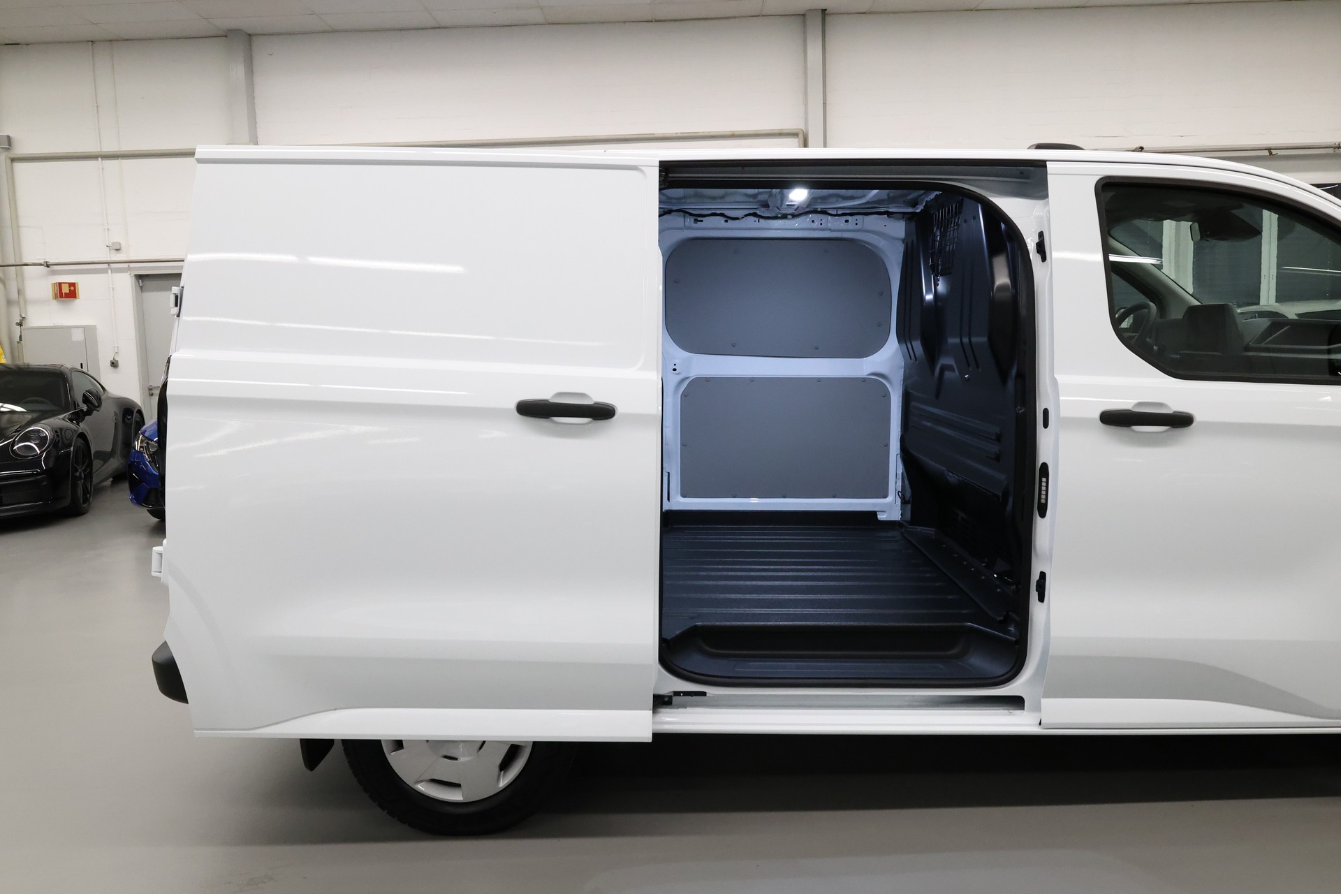 FORD Transit Custom Van 320 L1 2.0 EcoBlue 136 Trend 4x4-image-14