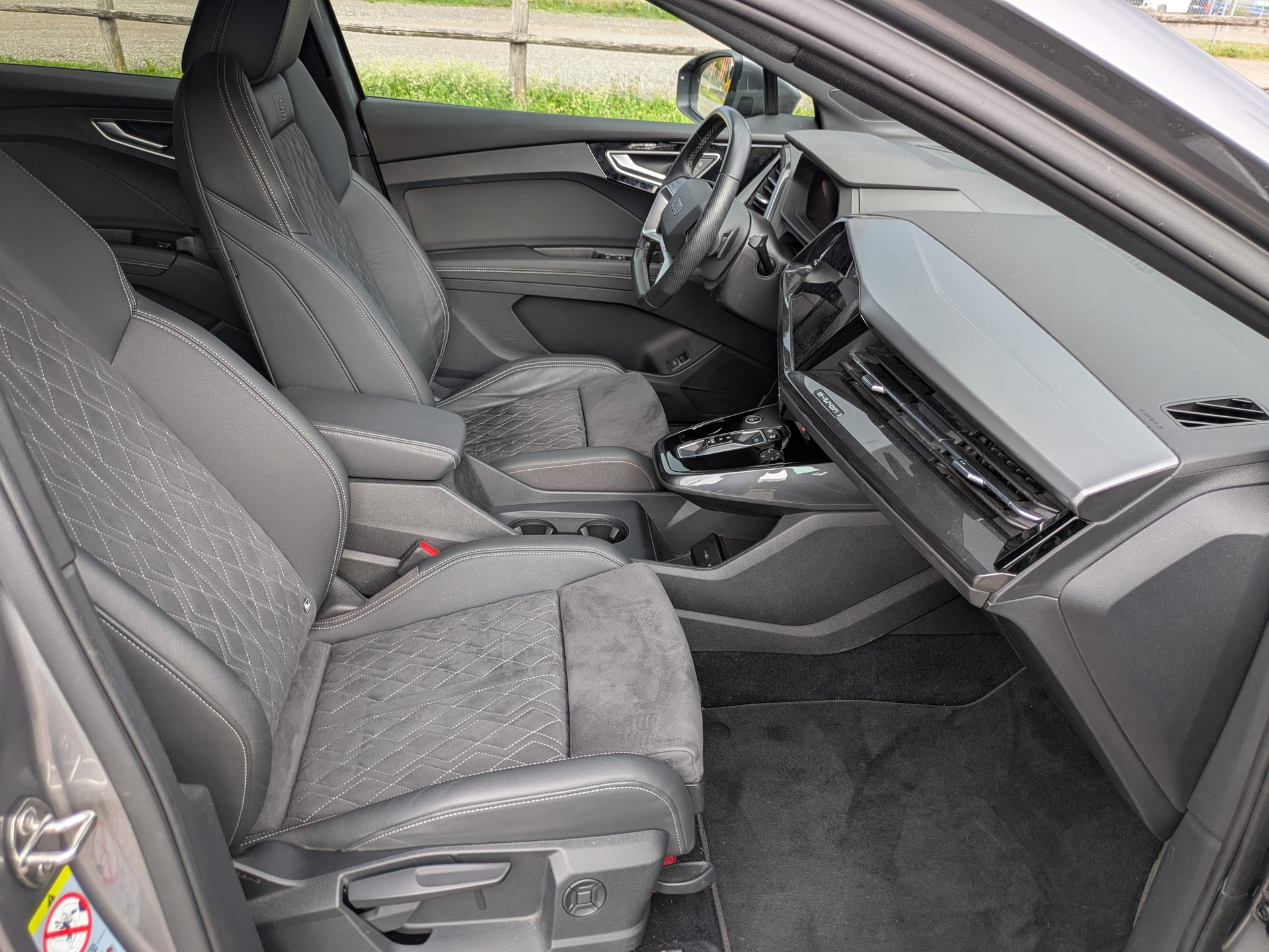 AUDI Q4 45 e-tron quattro-image-11
