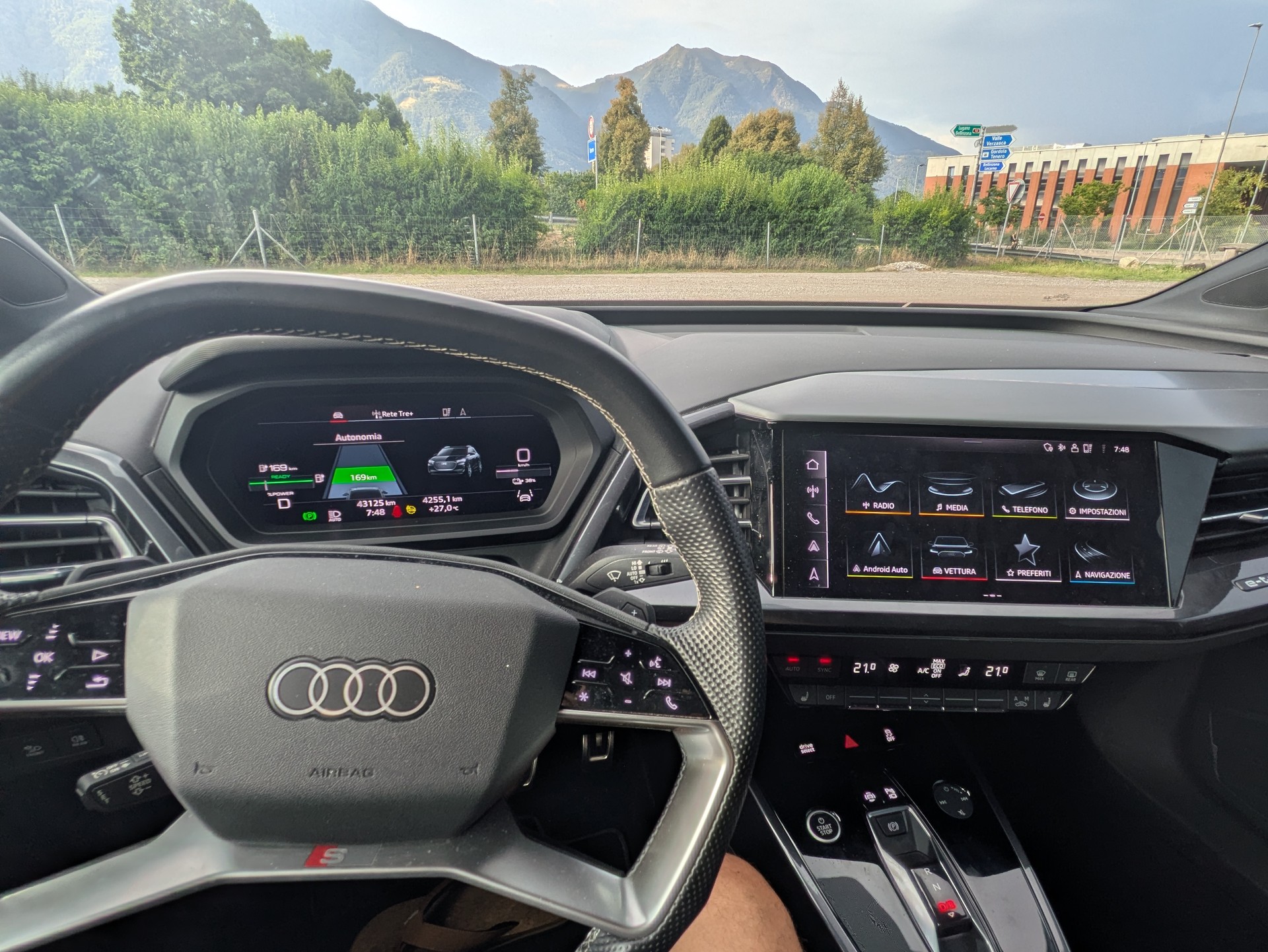 AUDI Q4 45 e-tron quattro-image-8
