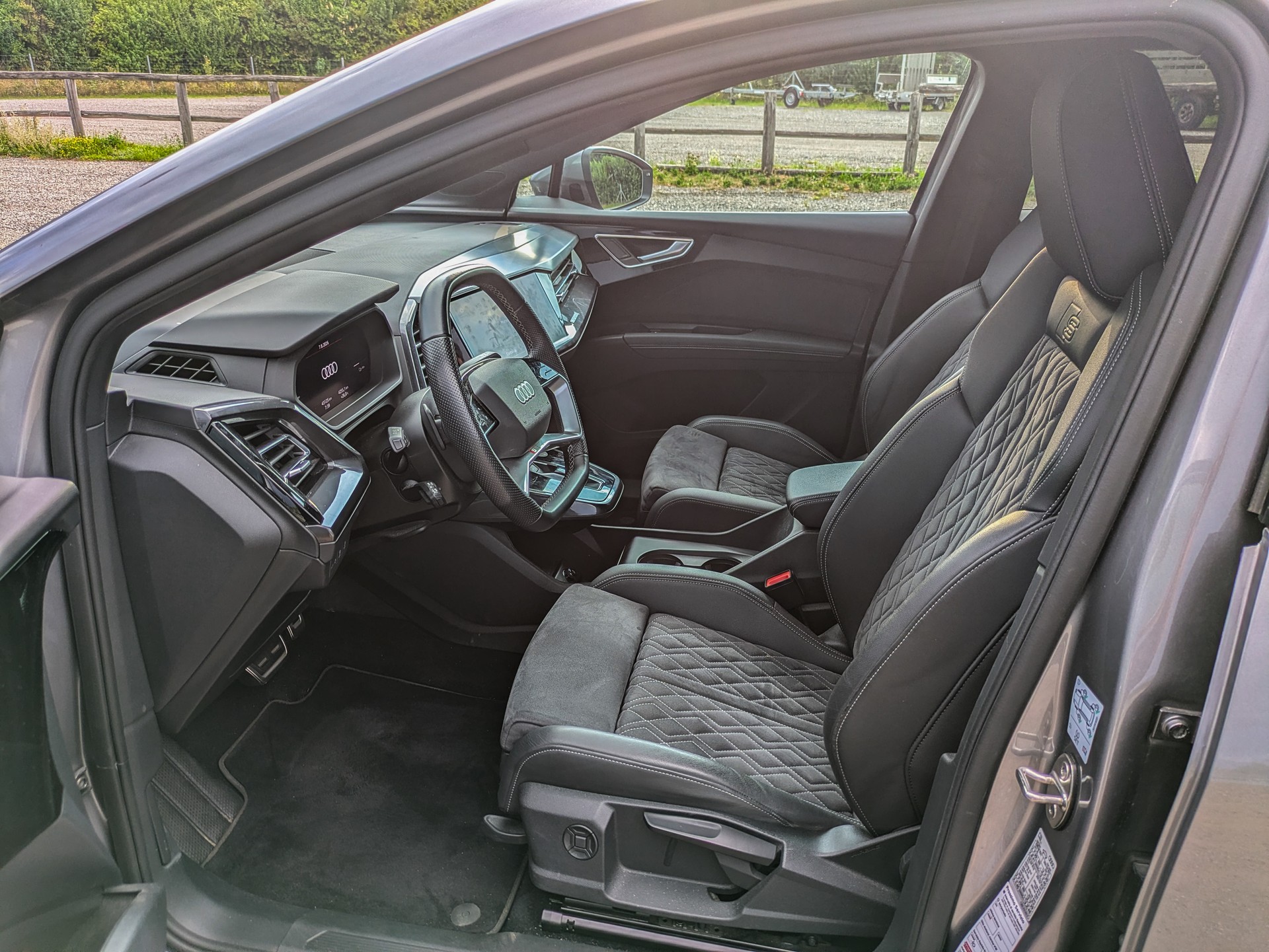 AUDI Q4 45 e-tron quattro-image-10