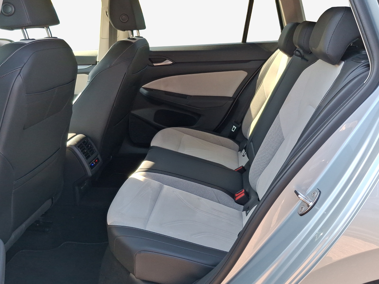 VW Golf Variant 2.0 TDI Style DSG-image-11