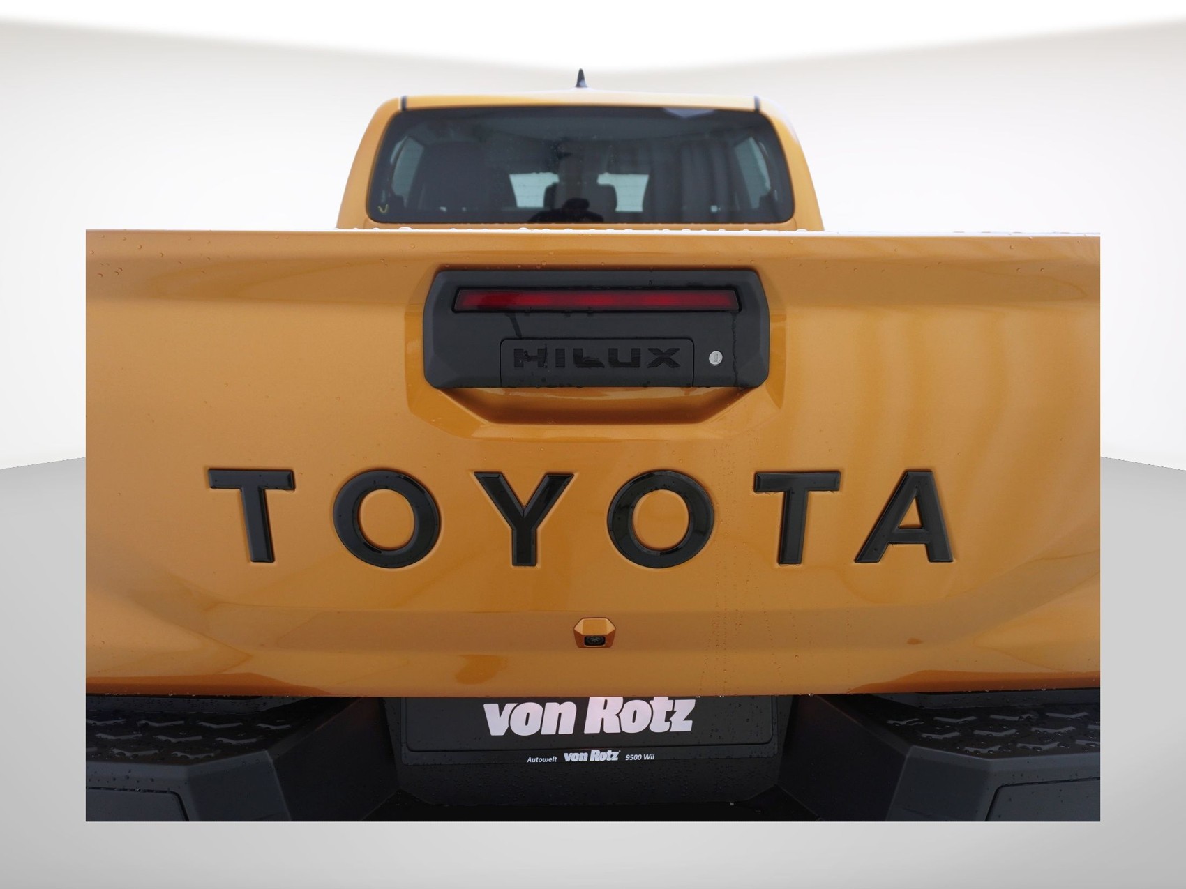 TOYOTA Hilux Double Cab.-Pick-up 2.8 D-4D MHEV 204 Invincible-image-2