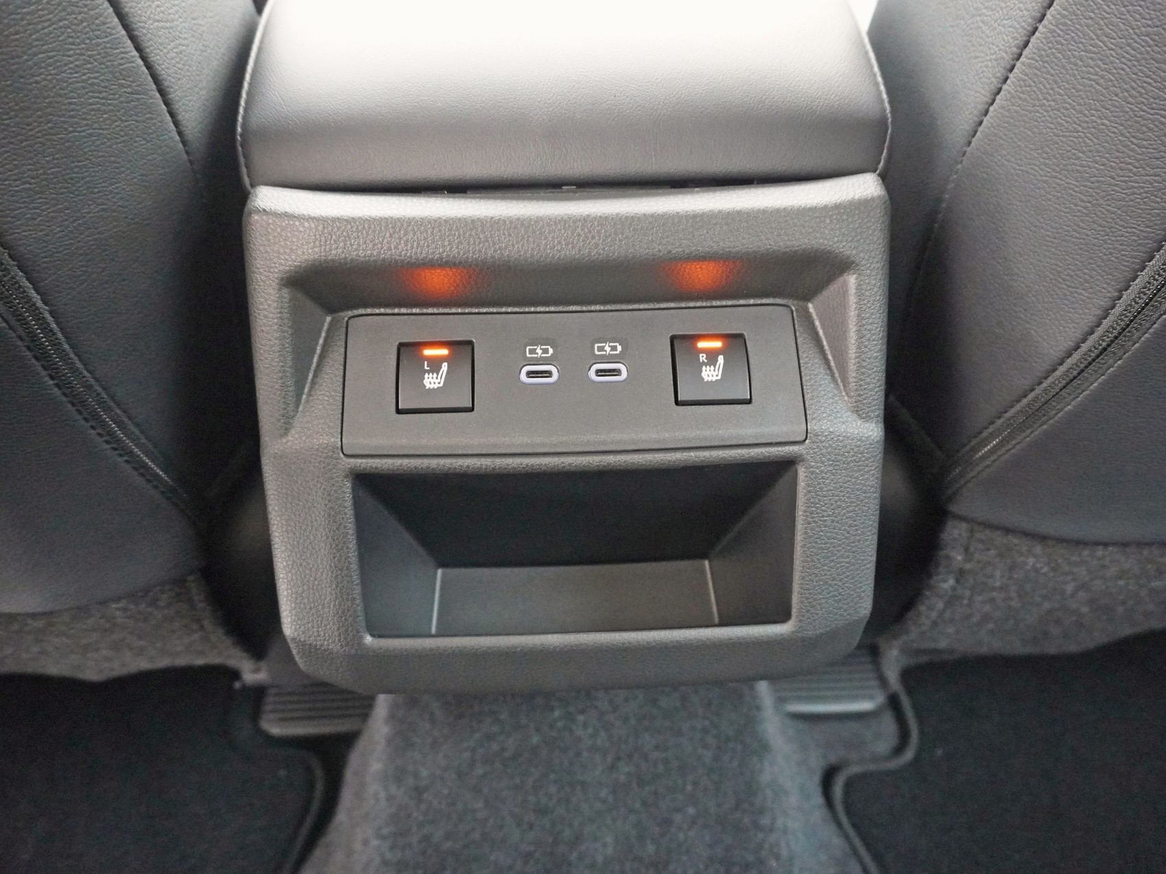 TOYOTA Hilux Double Cab.-Pick-up 2.8 D-4D MHEV 204 Invincible-image-20