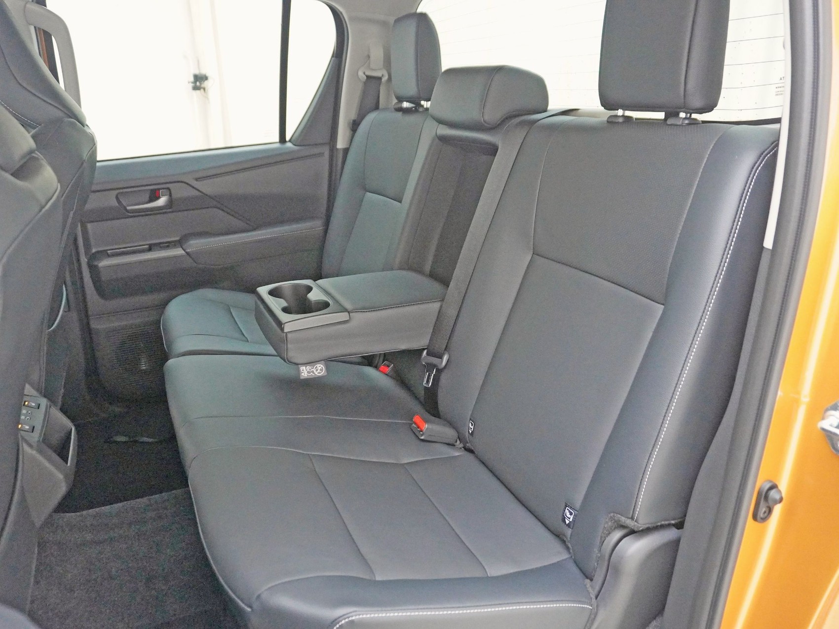 TOYOTA Hilux Double Cab.-Pick-up 2.8 D-4D MHEV 204 Invincible-image-24