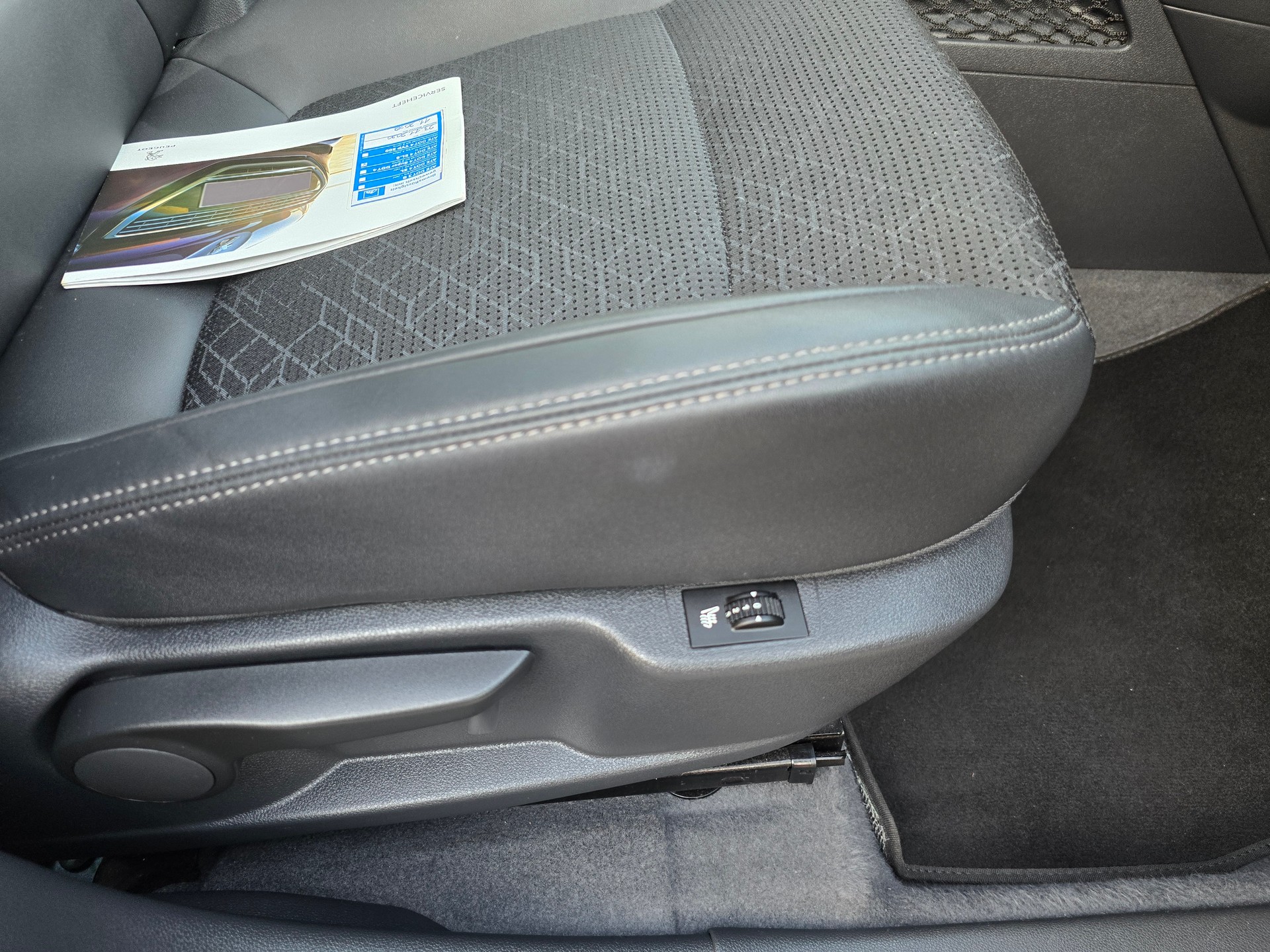 PEUGEOT 3008 1.6 16V T Platinum Tiptronic-image-11