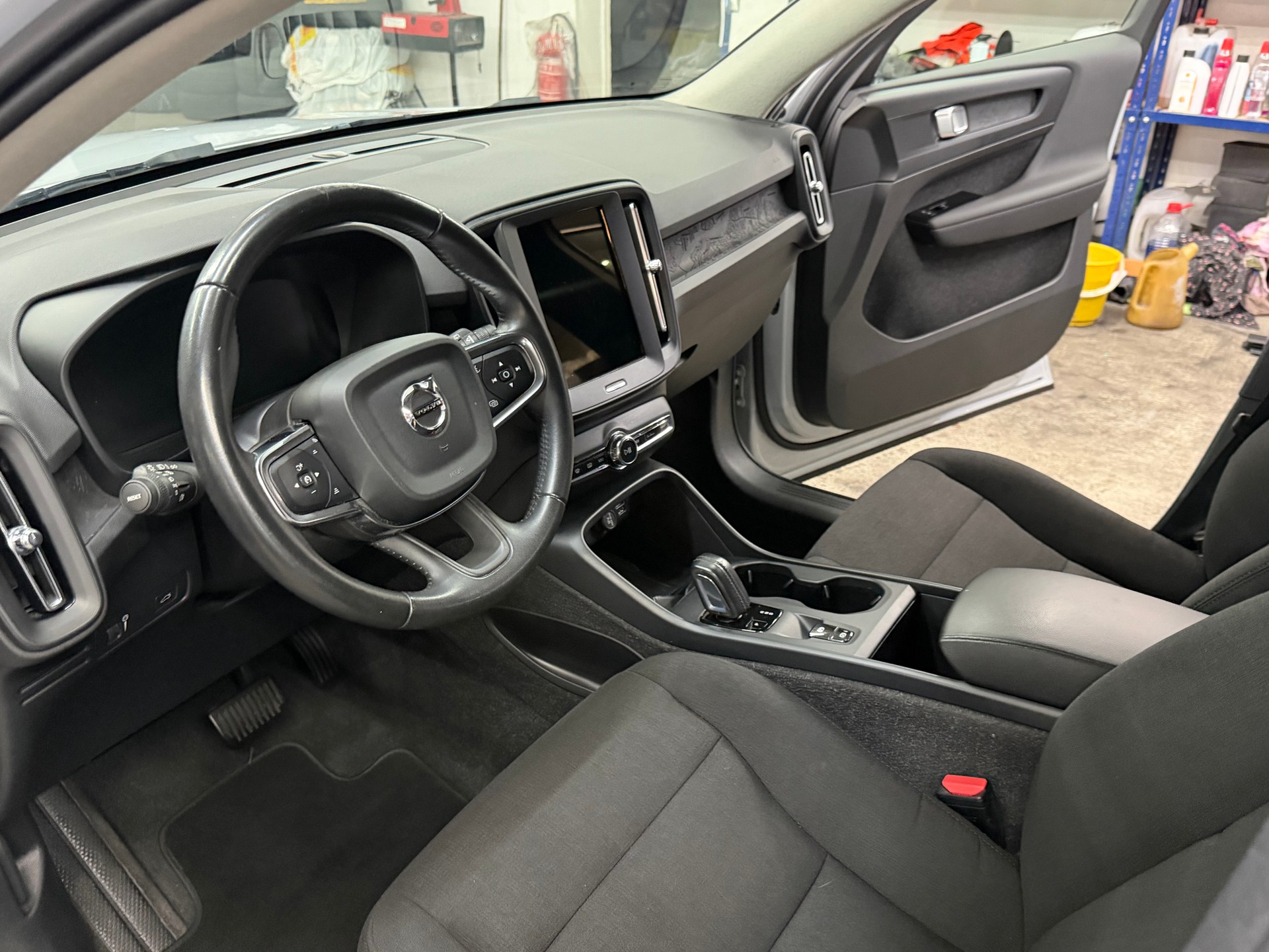 VOLVO XC40 T2 Momentum Geartronic-image-8