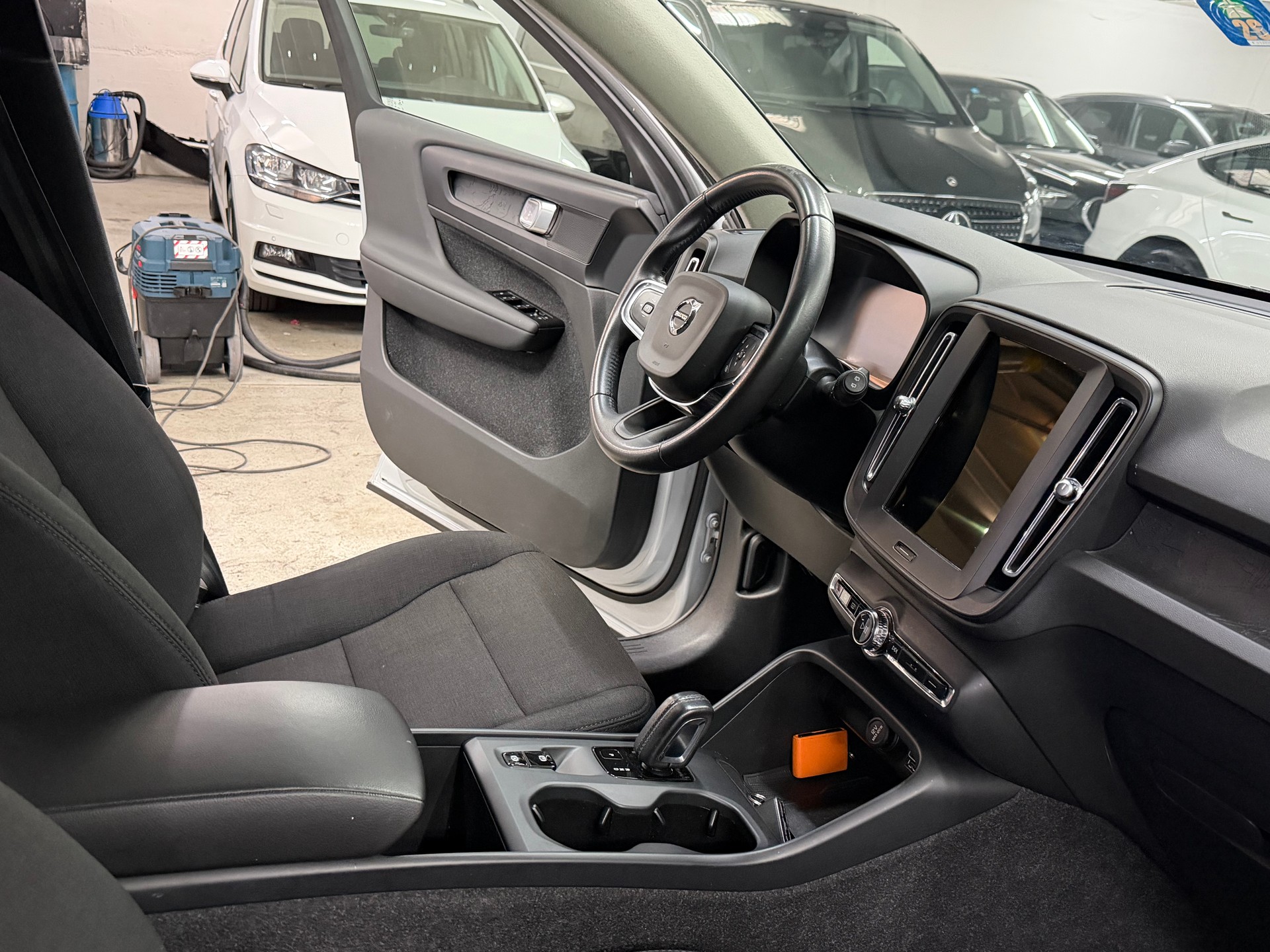 VOLVO XC40 T2 Momentum Geartronic-image-5