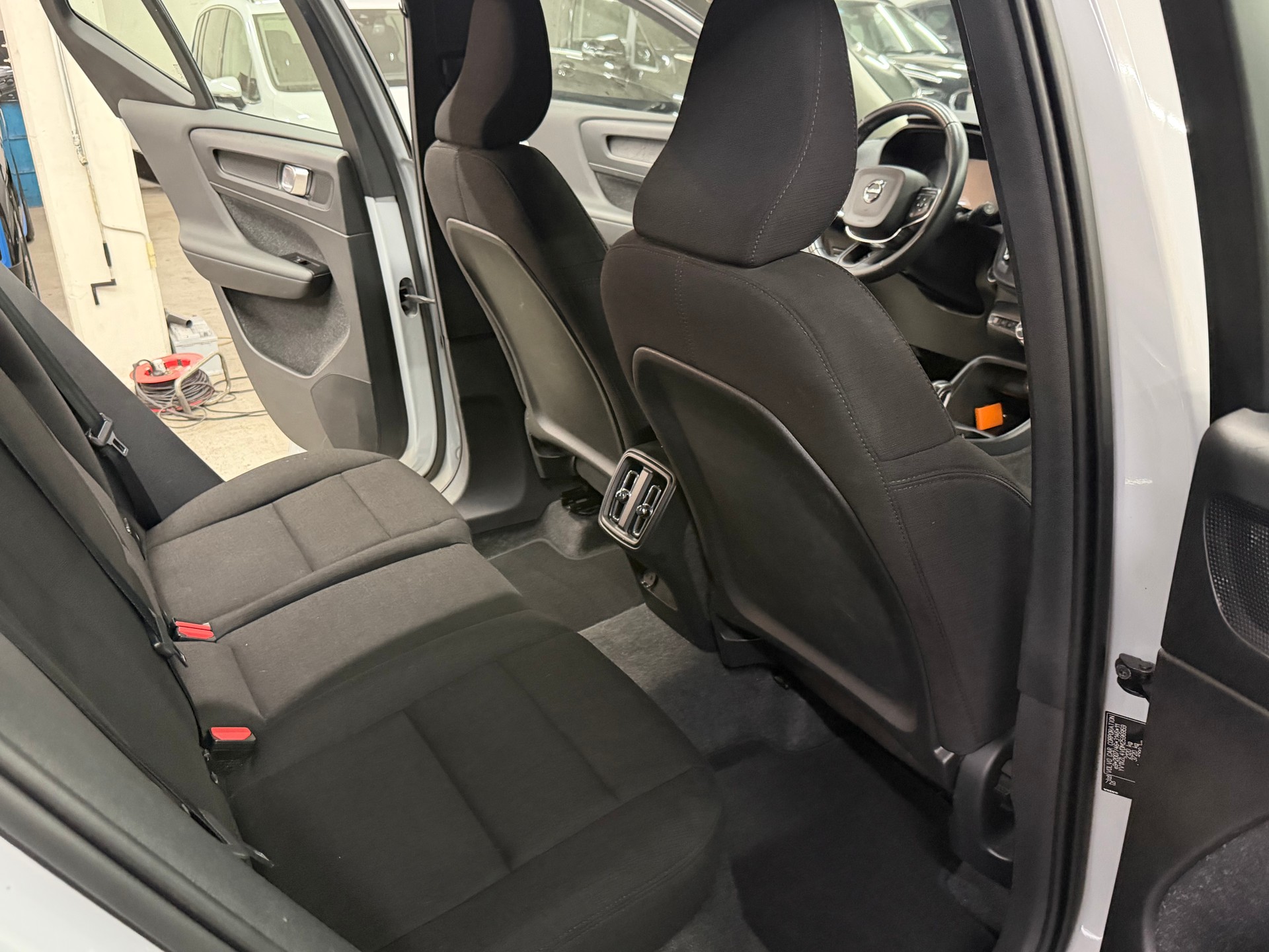 VOLVO XC40 T2 Momentum Geartronic-image-10