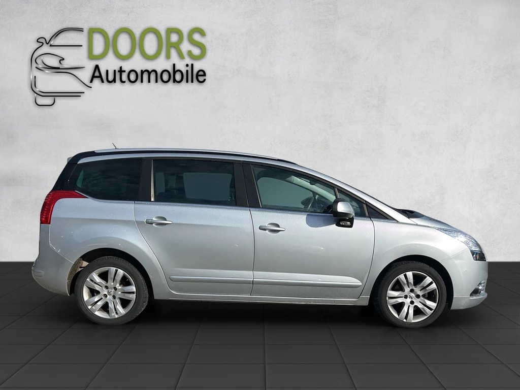 PEUGEOT 5008 1.6 16V T Sport Pack-image-6