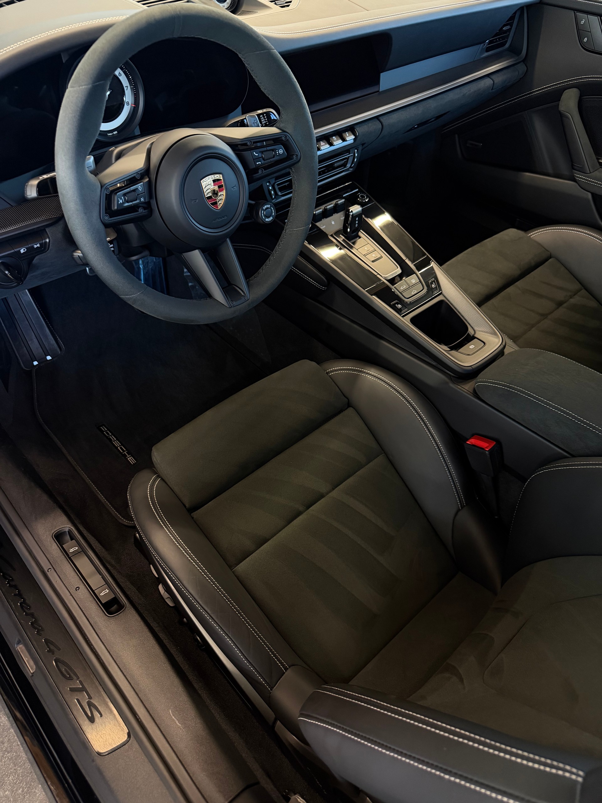 PORSCHE Carrera 4 GTS-image-9