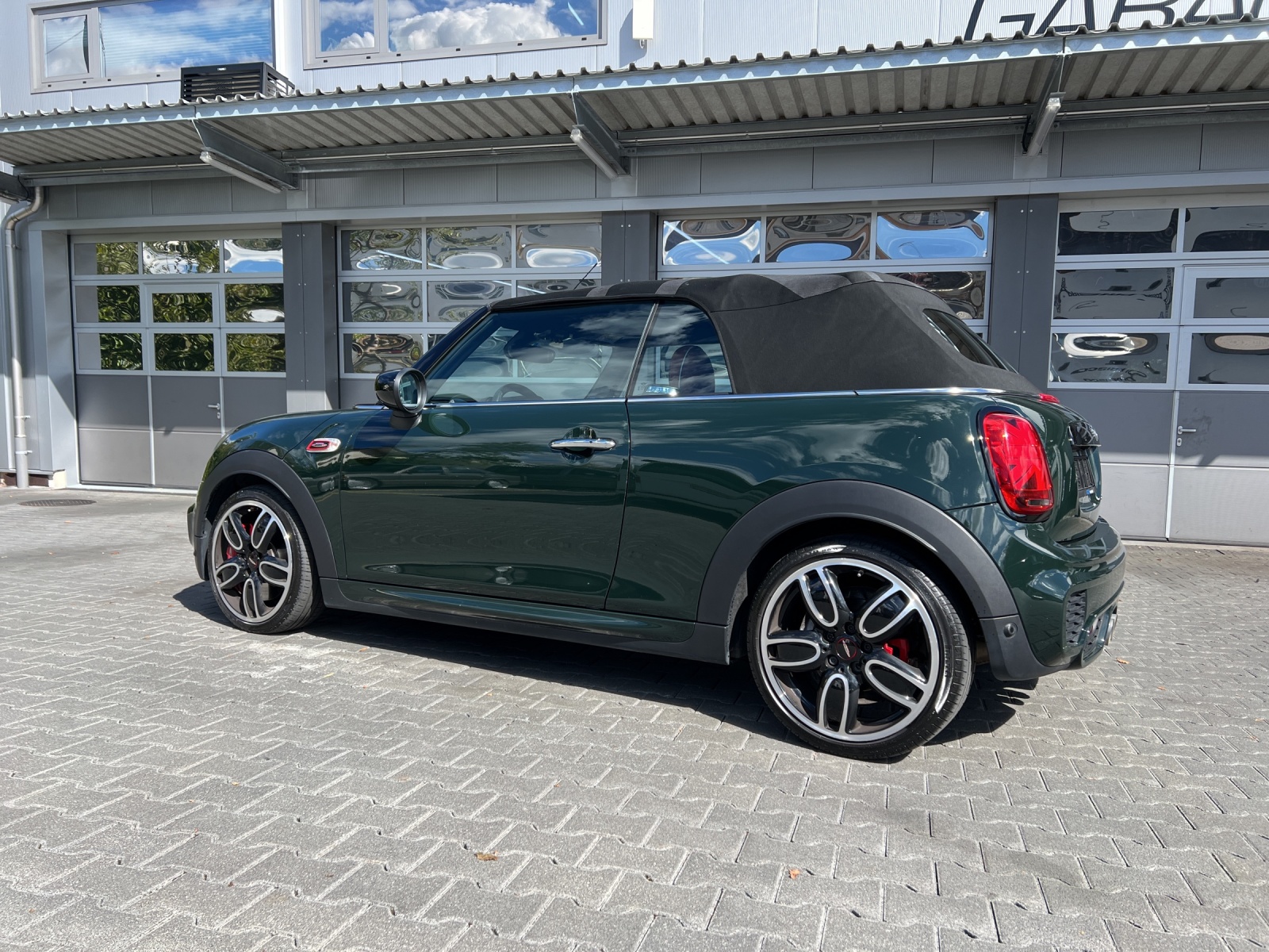 MINI Cooper John Cooper Works Cabriolet Steptronic-image-2