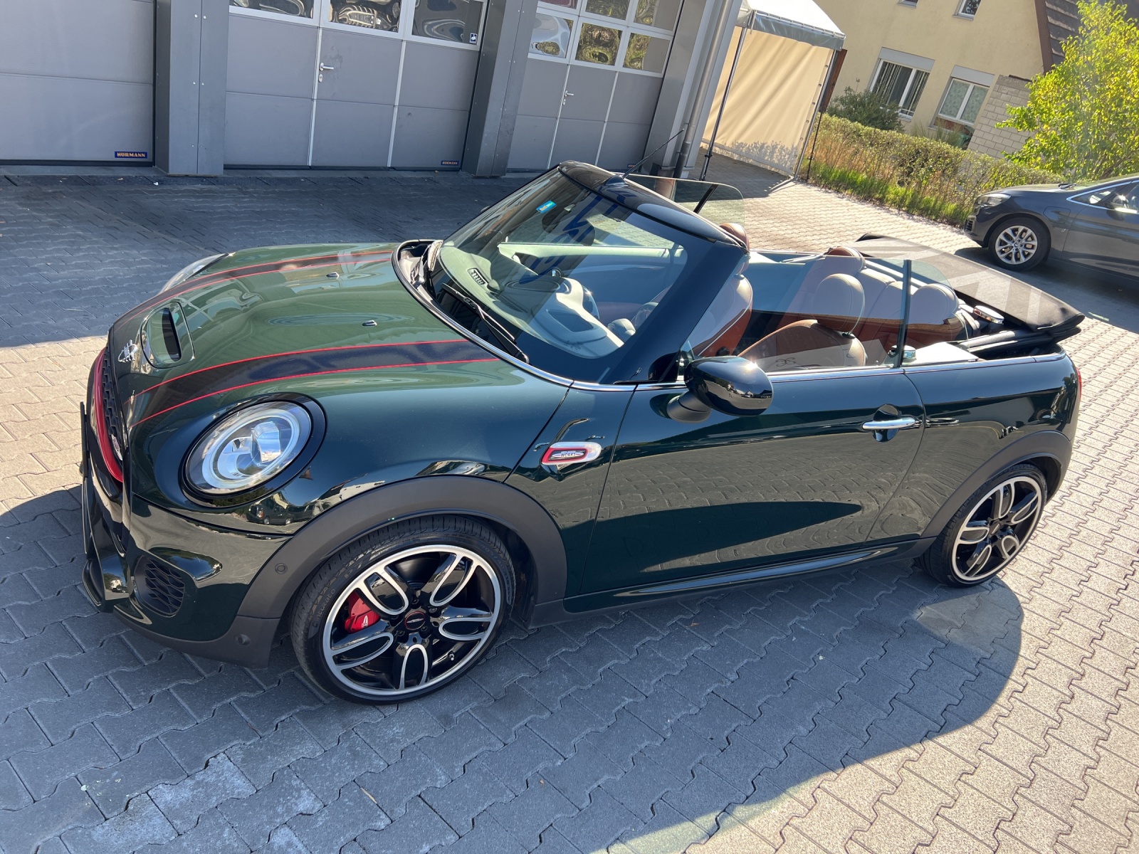 MINI Cooper John Cooper Works Cabriolet Steptronic-image-17