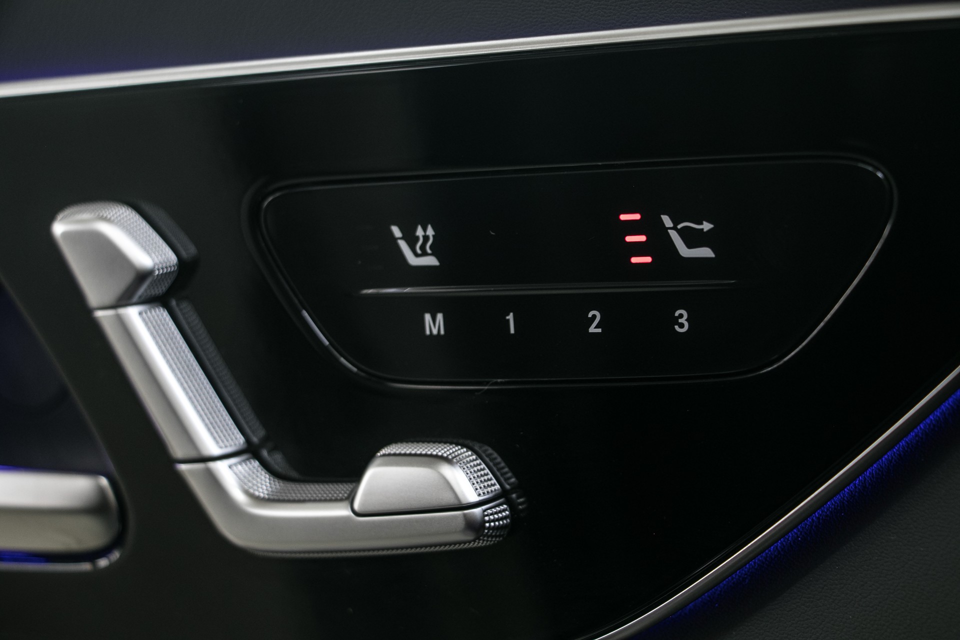 MERCEDES-BENZ CLE AMG 53 Cabrio 4Matic+ 9G-Tronic-image-15