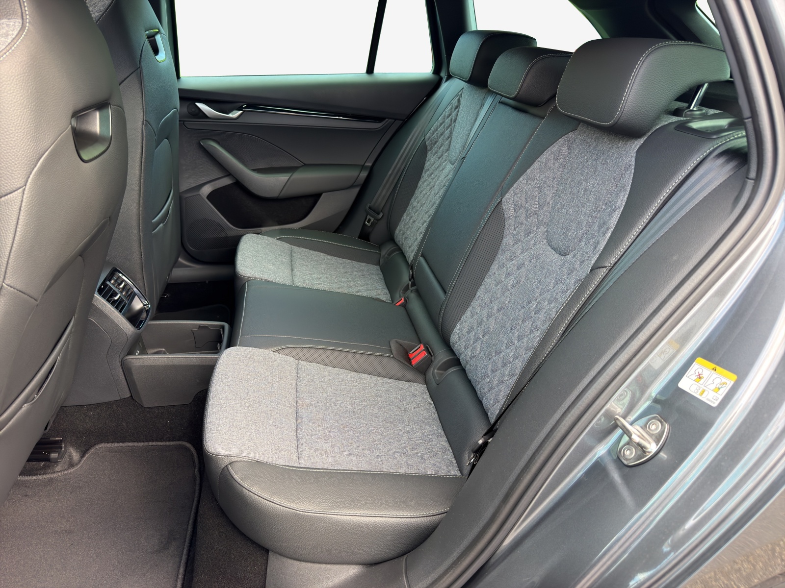 SKODA Octavia Combi 1.5 TSI mHEV DSG Sport Line-image-11