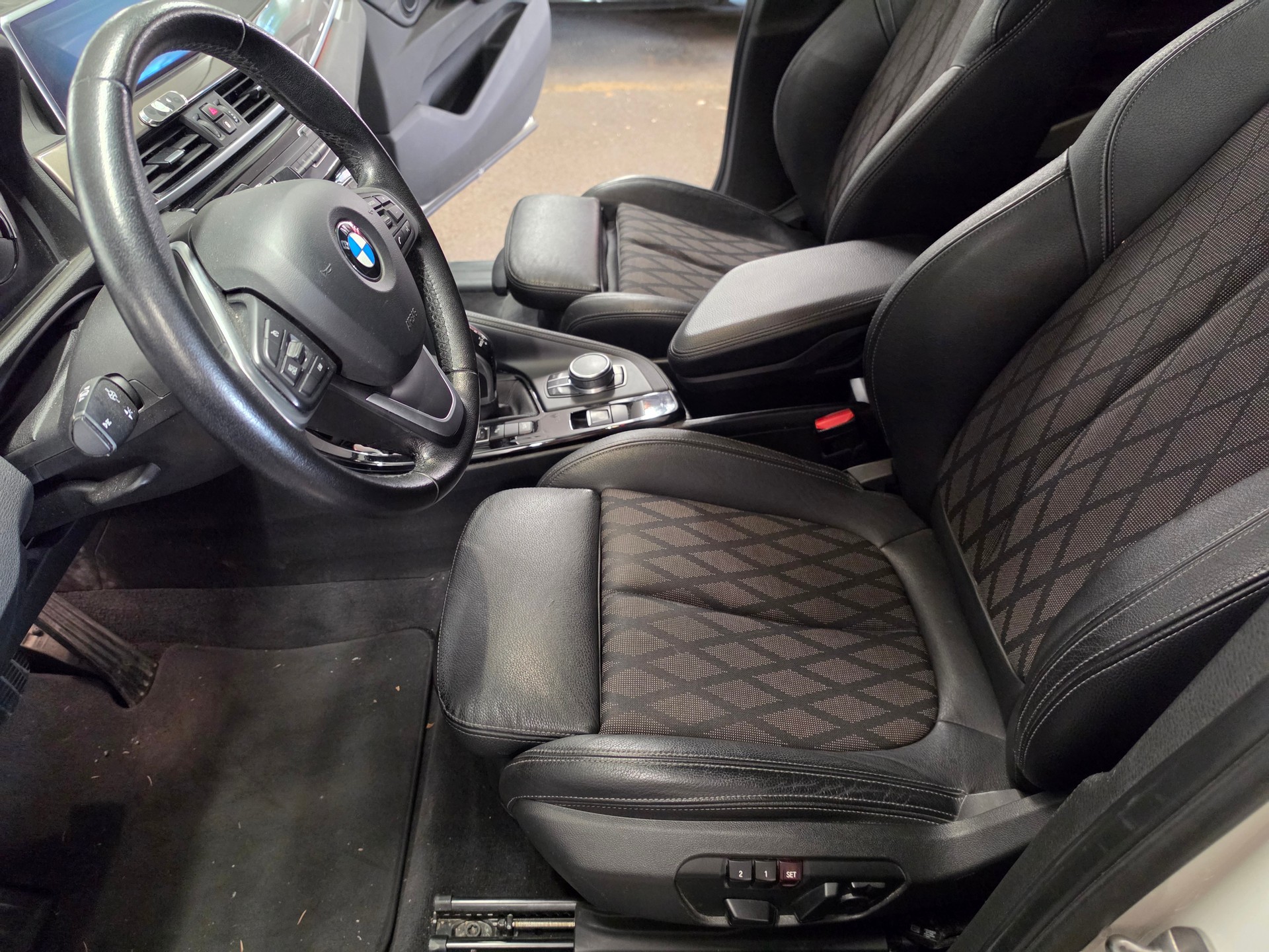 BMW X1 xDrive 20i Sport Line Steptronic-image-12