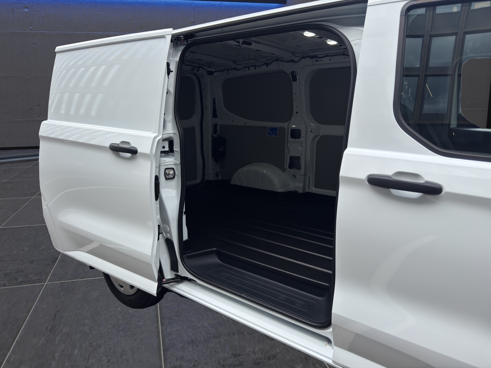 FORD Transit Custom Van 320 L1 2.0 EcoBlue 136PS Trend Automat-image-19