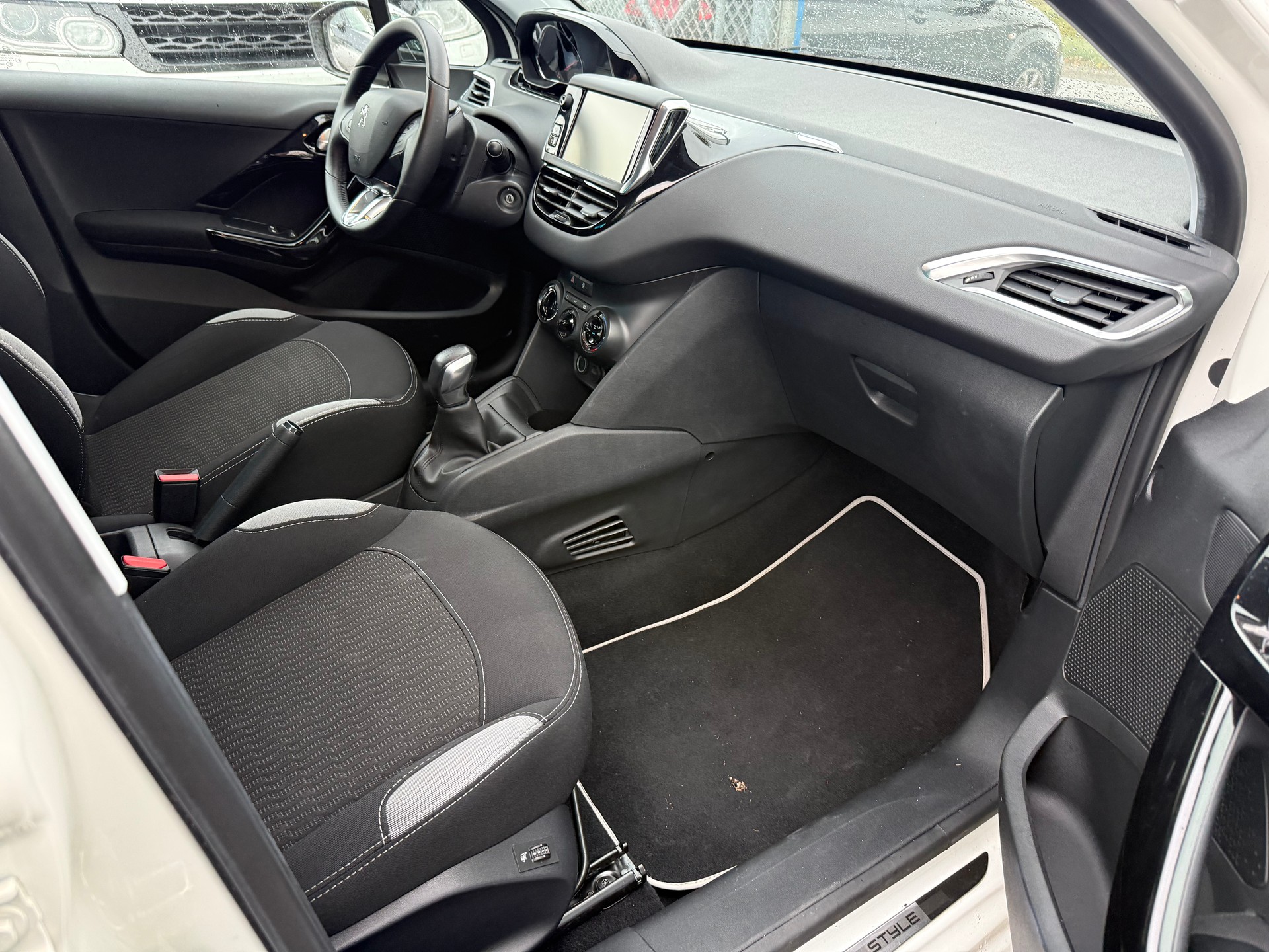 PEUGEOT 208 1.2 VTI Active-image-10