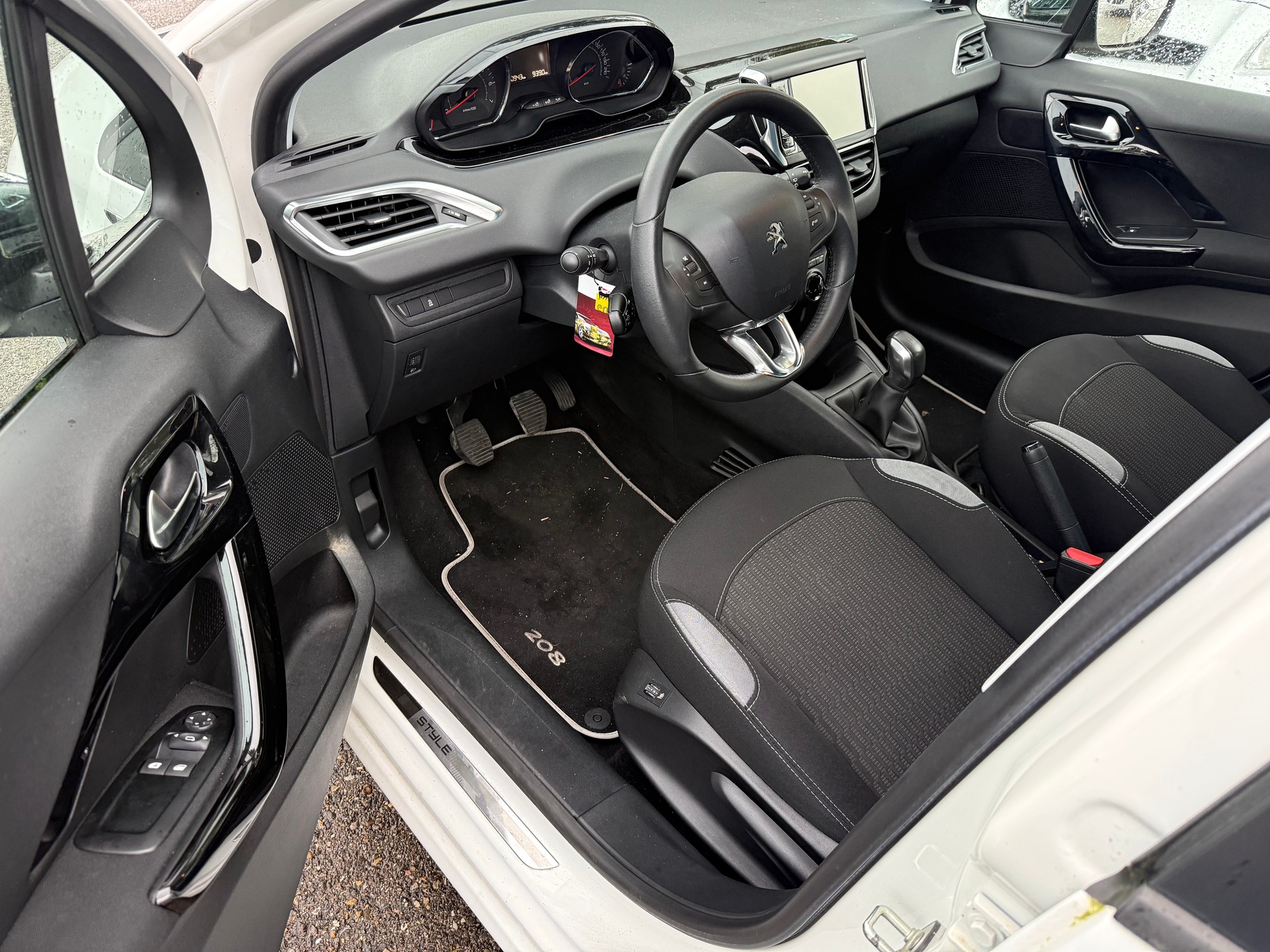 PEUGEOT 208 1.2 VTI Active-image-12