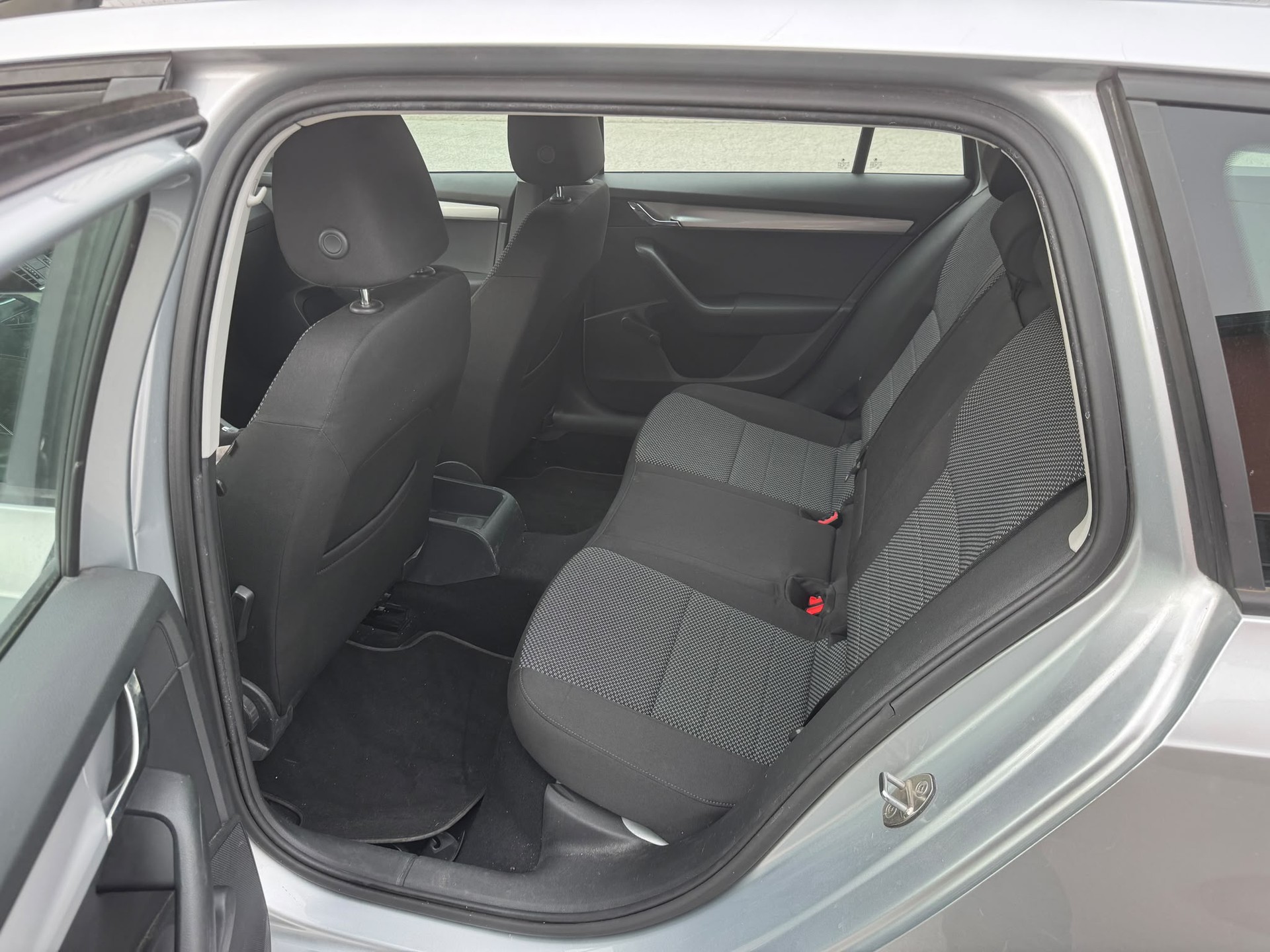 SKODA Octavia Combi 1.6 TDI GreenLine-image-9